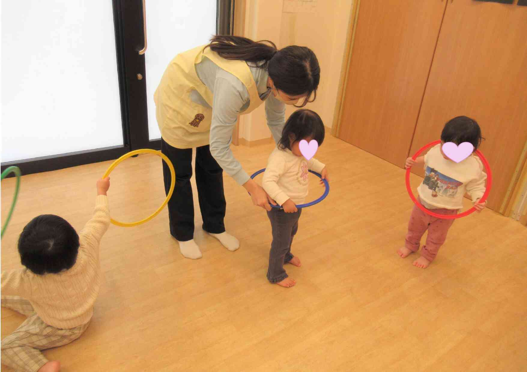 あひる組の子ども達はフープに夢中！