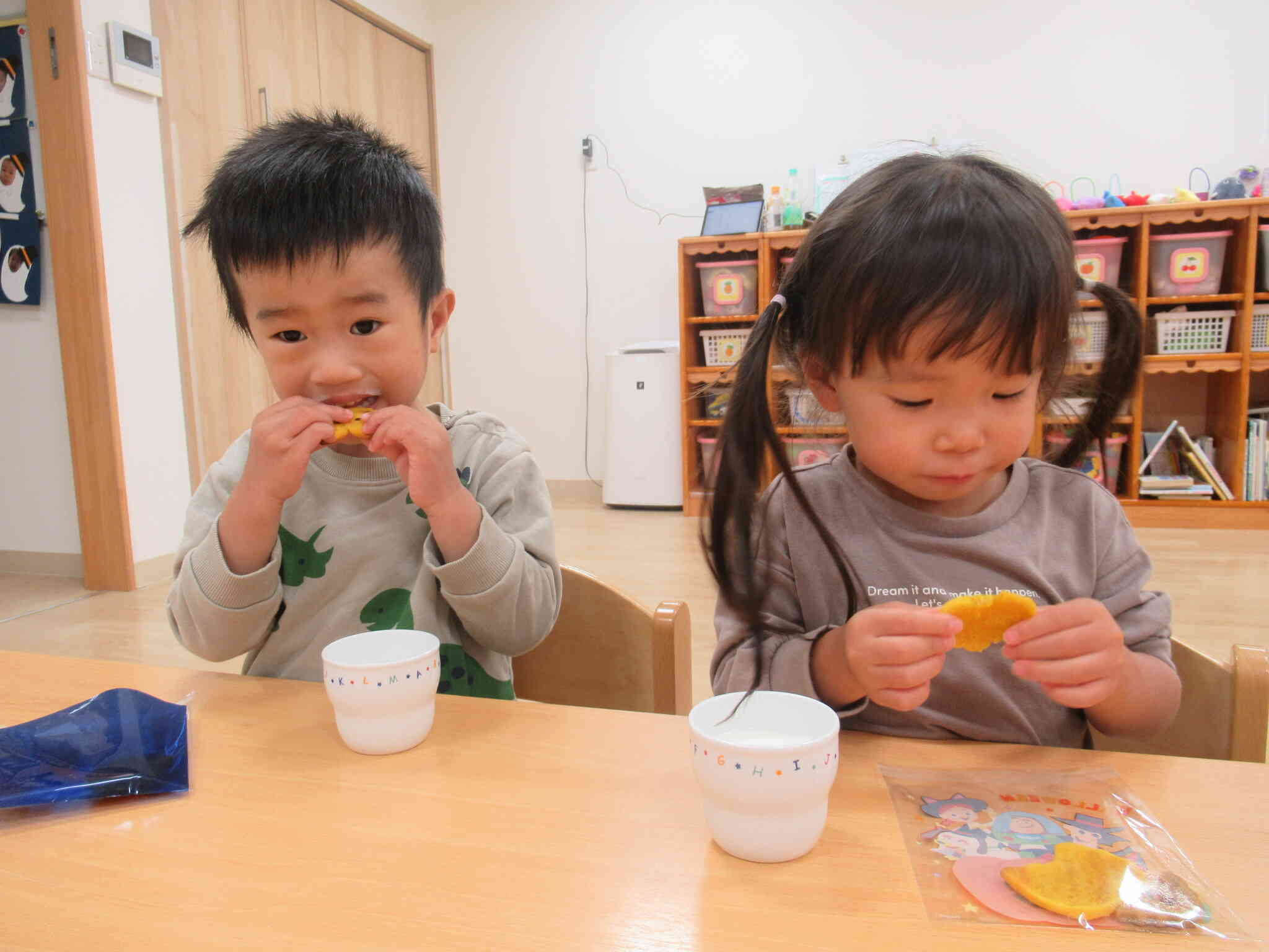 子どもたちもおやつの時間が大好き！変わったおやつもたくさんあって興味津々な子どもたち！