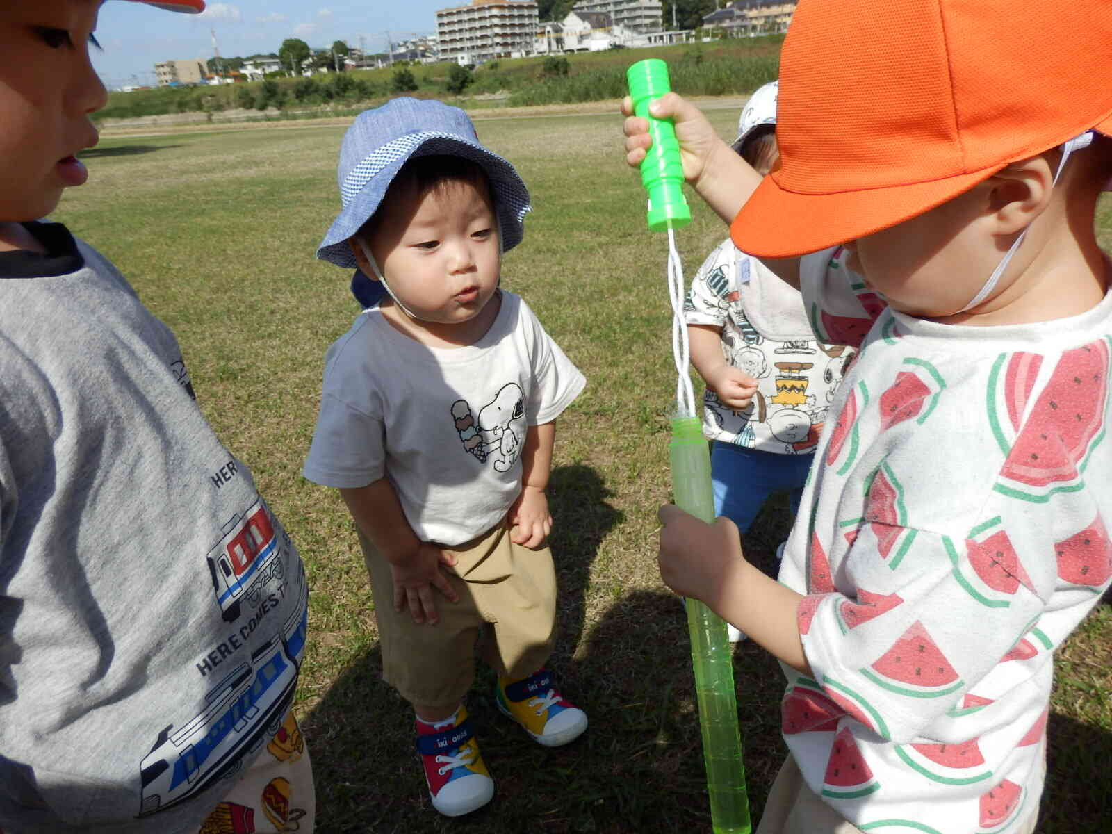 2歳児うさぎ組さんと河川敷に行ったよー！（0歳児ひよこ組）