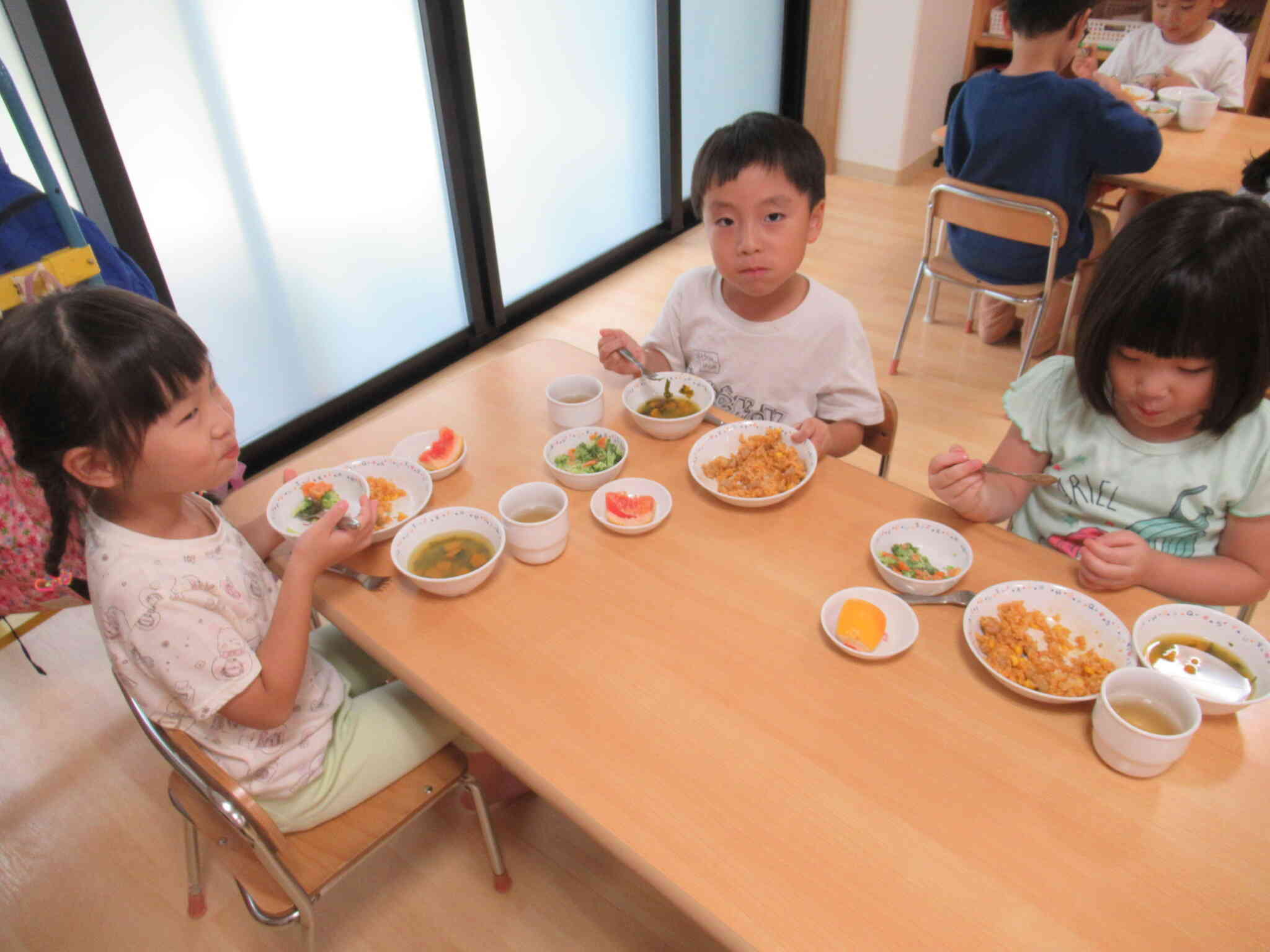 正しい姿勢で楽しく食べよう！