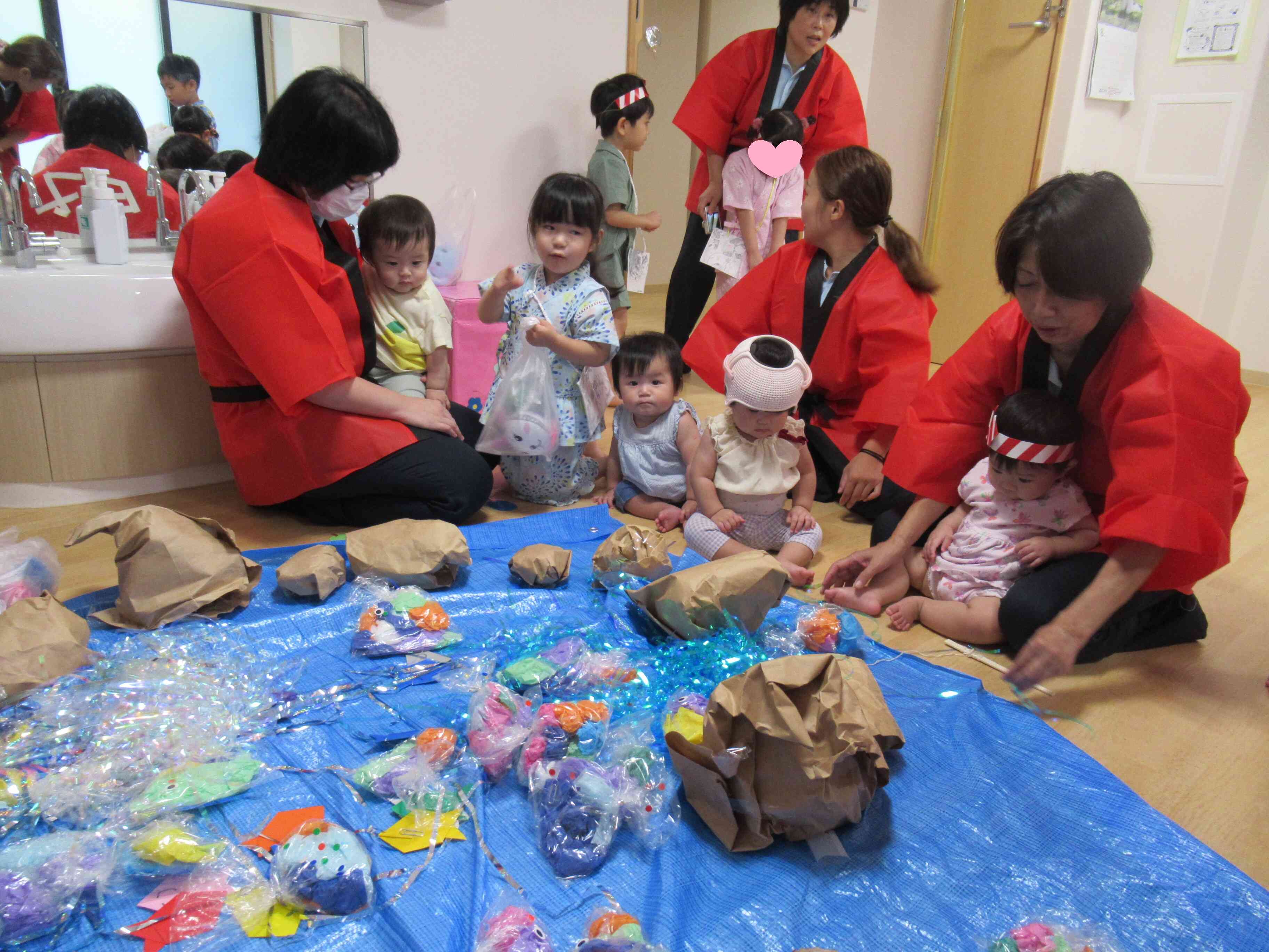 ひよこ組（0歳児）のお友だちもお魚釣りゲームを楽しみました。