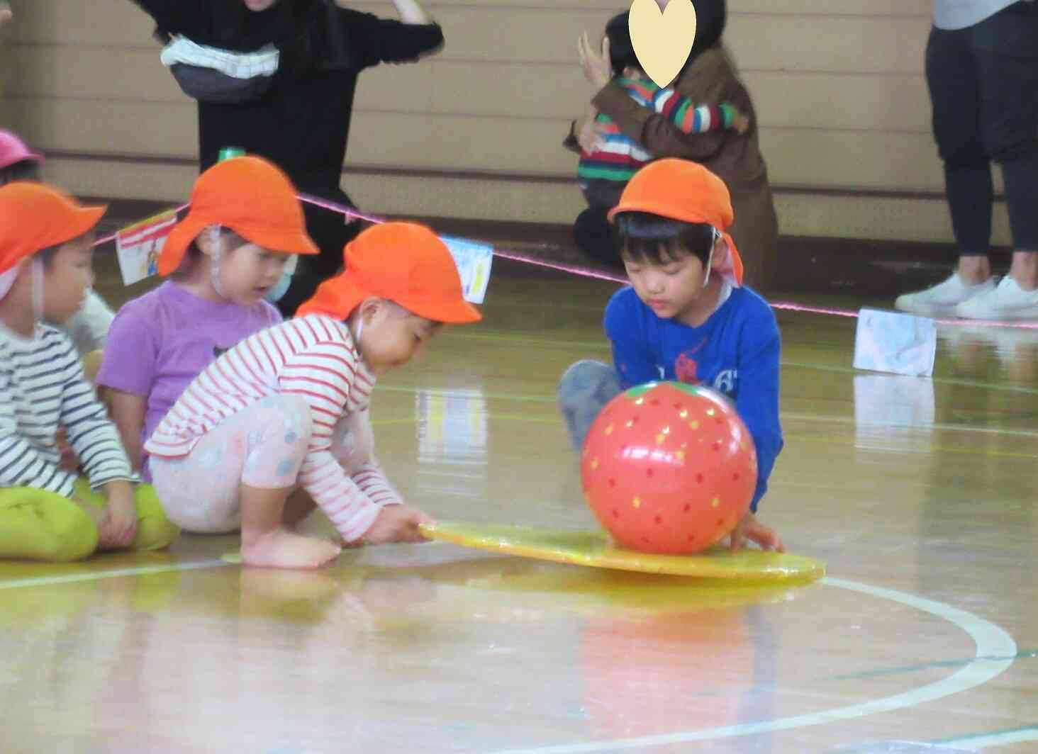 息を合わせてボールを運びます（りす・ぱんだ・きりん組　３～5歳児クラス）