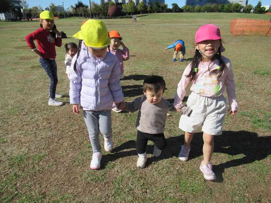 やさしいお姉さんたちと、みらいにいじゅく公園をお散歩。