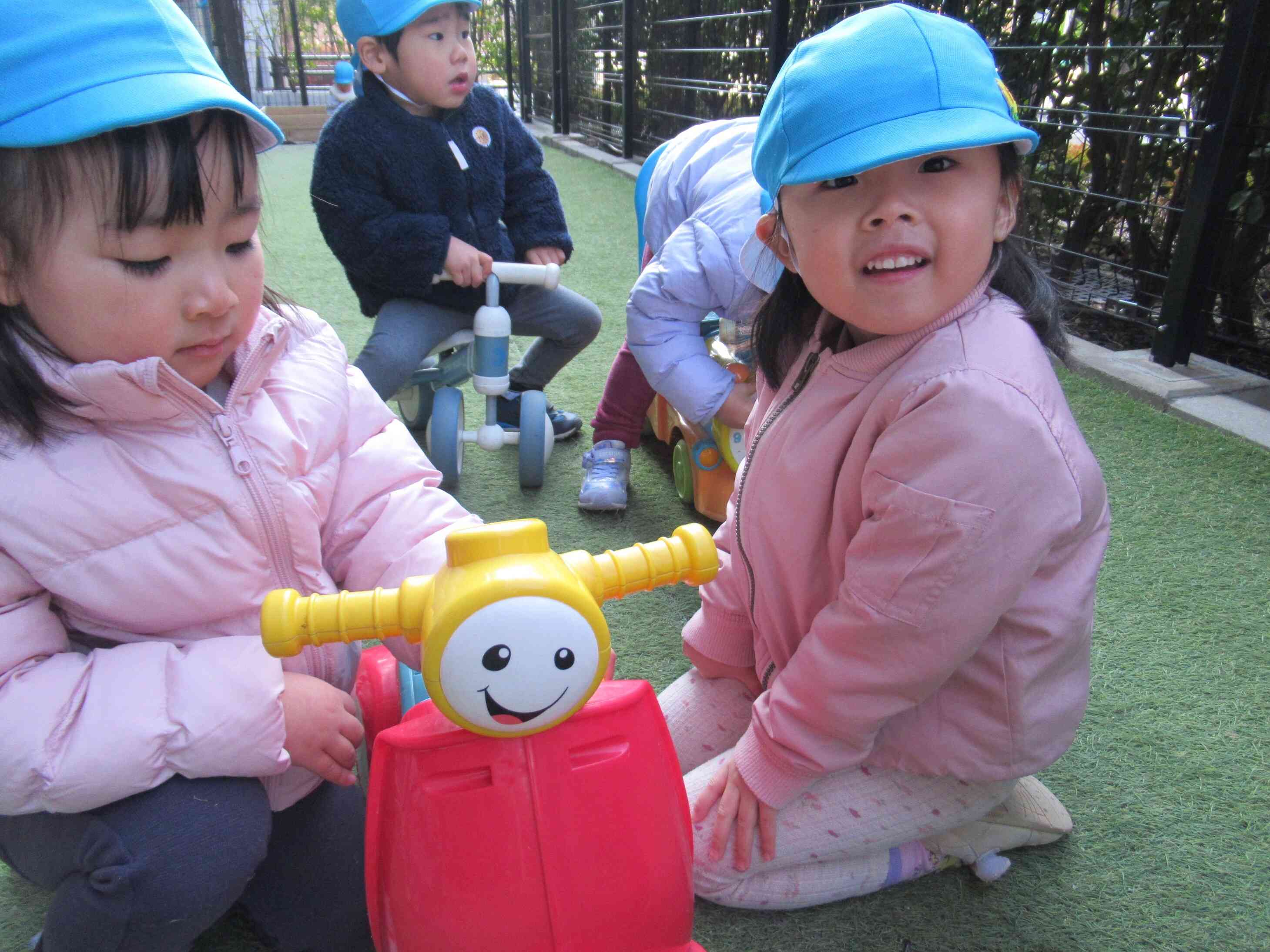 2歳うさぎ組　園庭遊びと室内遊び