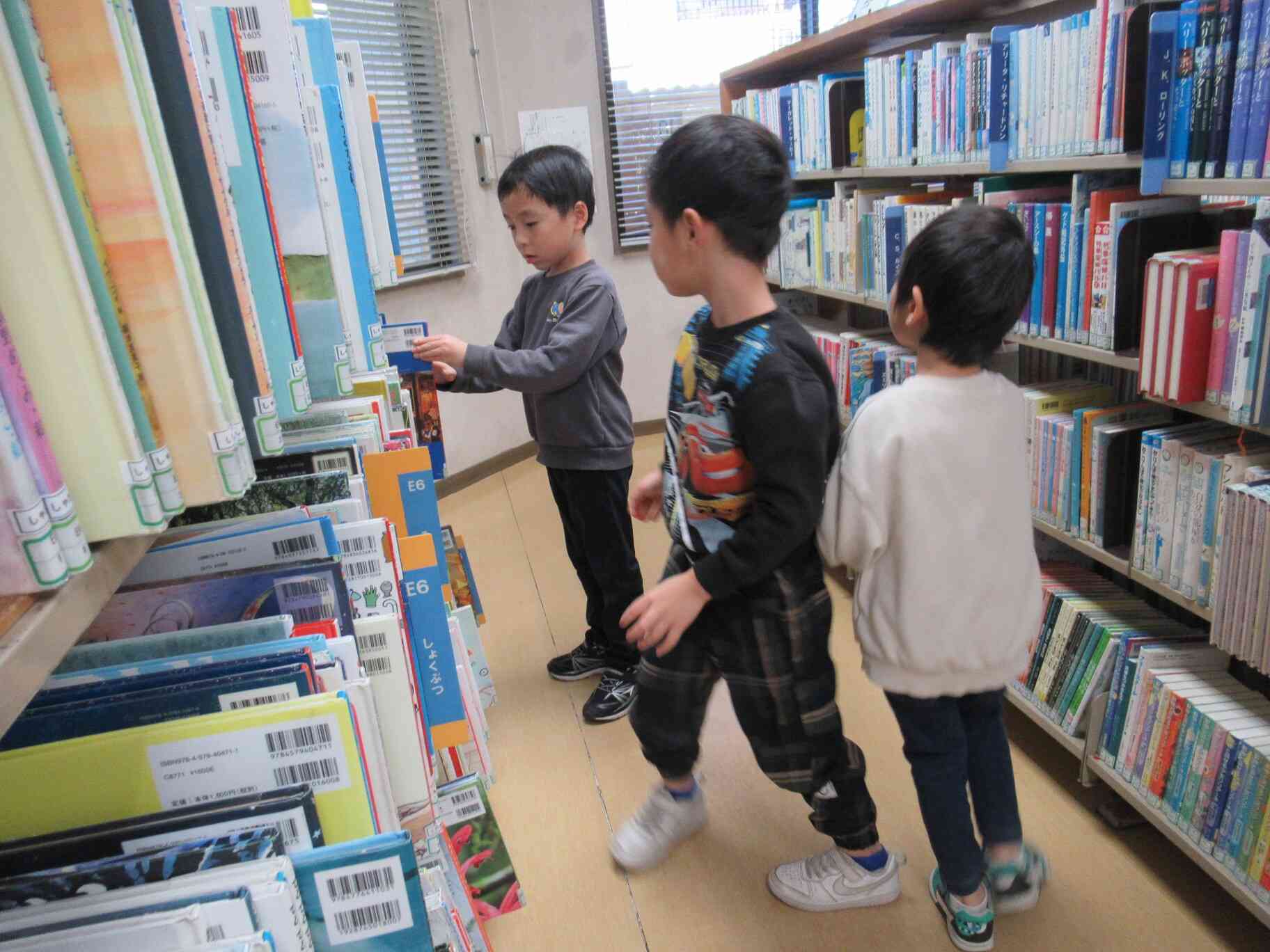 図書館で本を借りてみよう（きりん組　5歳児クラス）