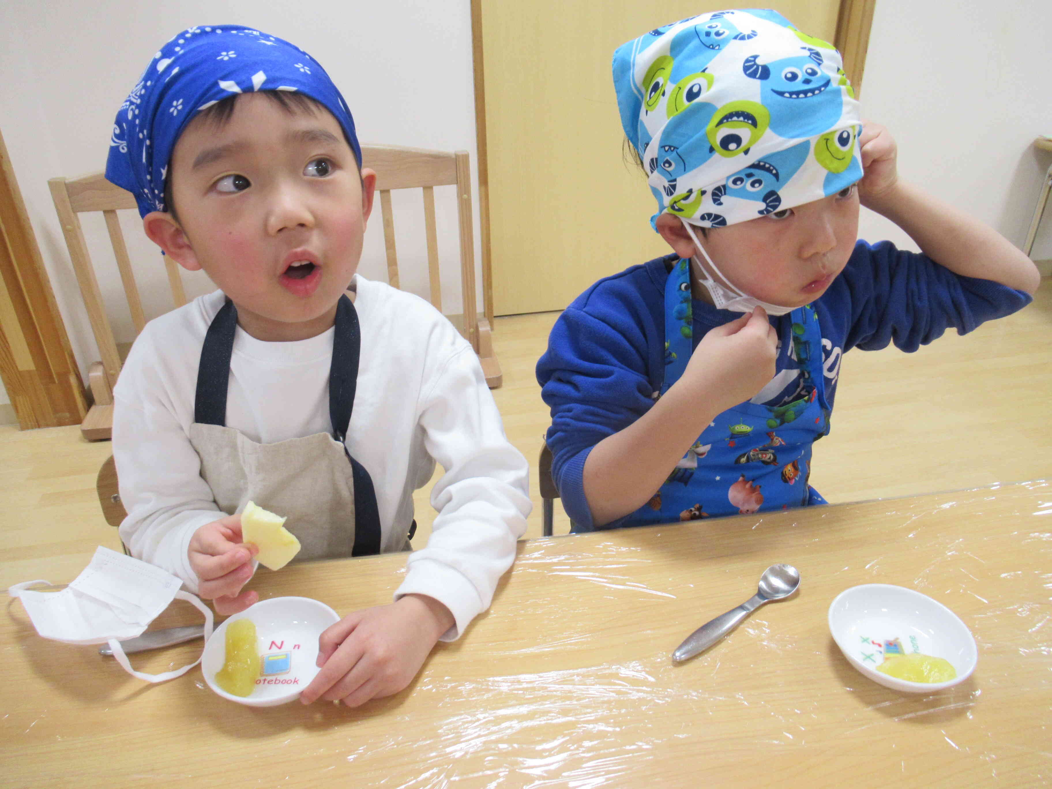 生のりんごと煮りんご食べ比べ