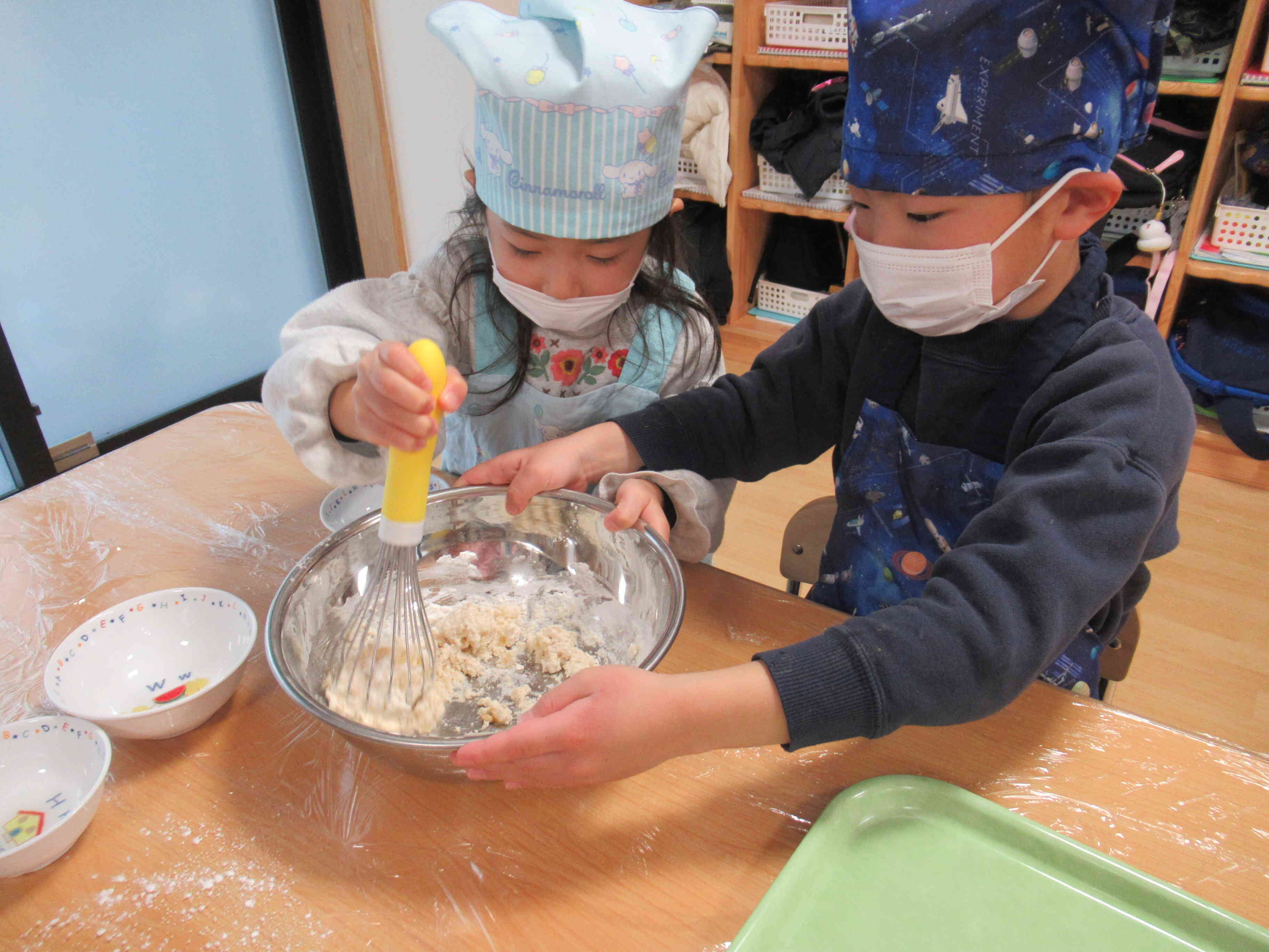 食育「りんご蒸しパン作り」