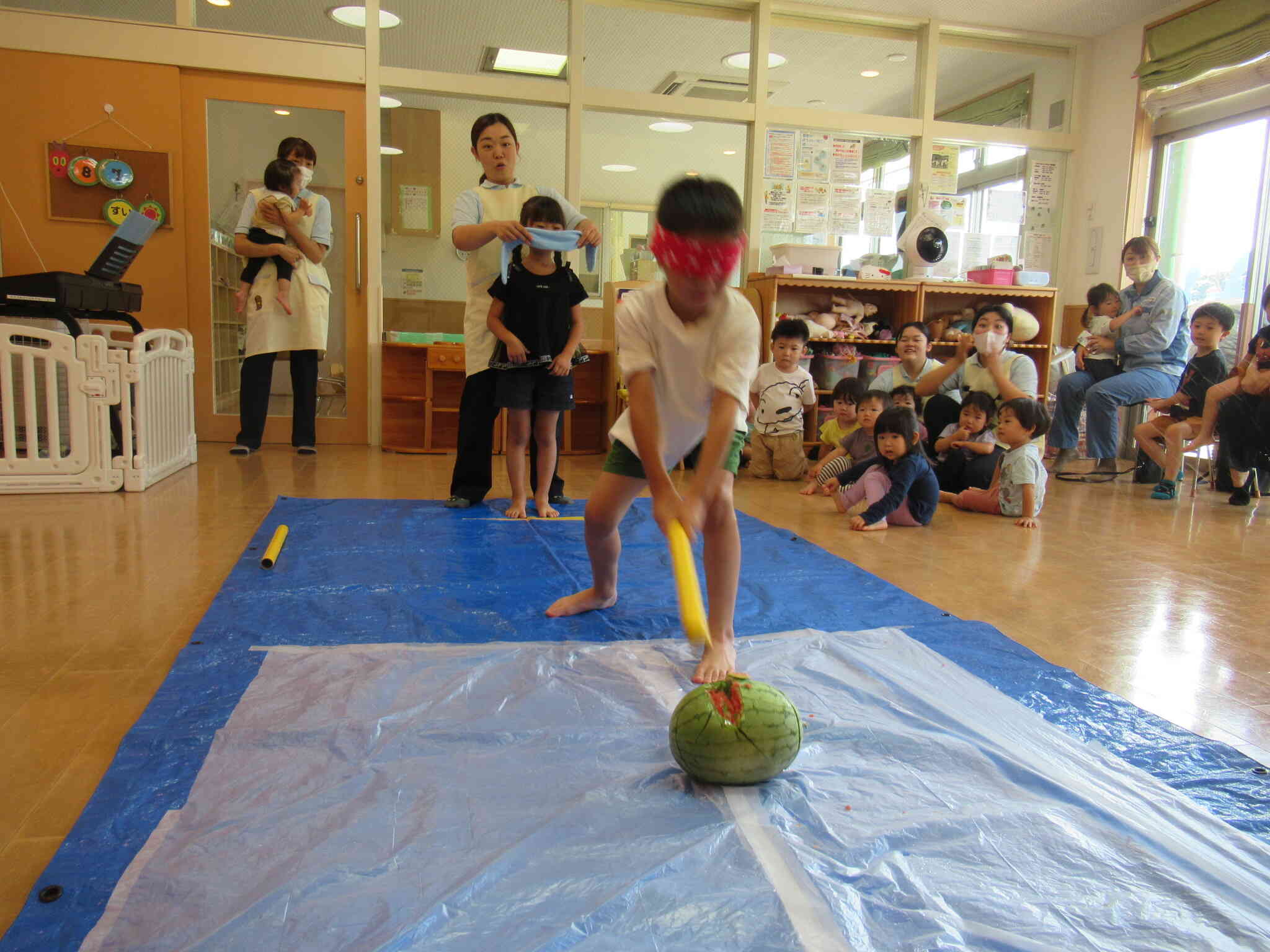 　園庭で育てたすいかで『すいかわり‼』　さくら組（５歳児）