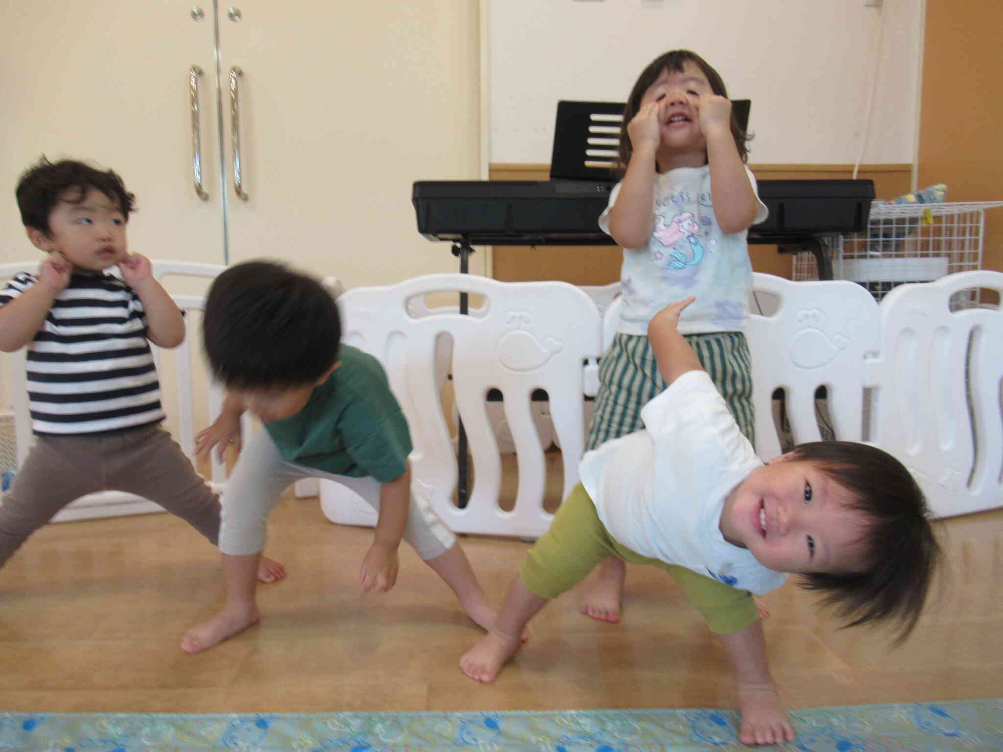 みんなでポーズ‼変顔が上手だね　たんぽぽ１組さん（１歳児）