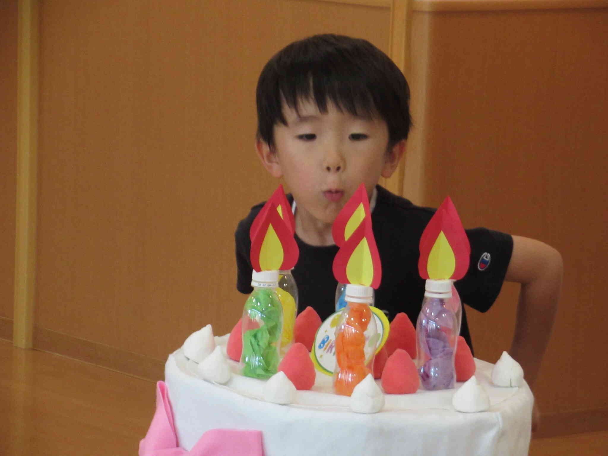 お誕生児がケーキの火を消します♡　さくら組さん（５歳児）