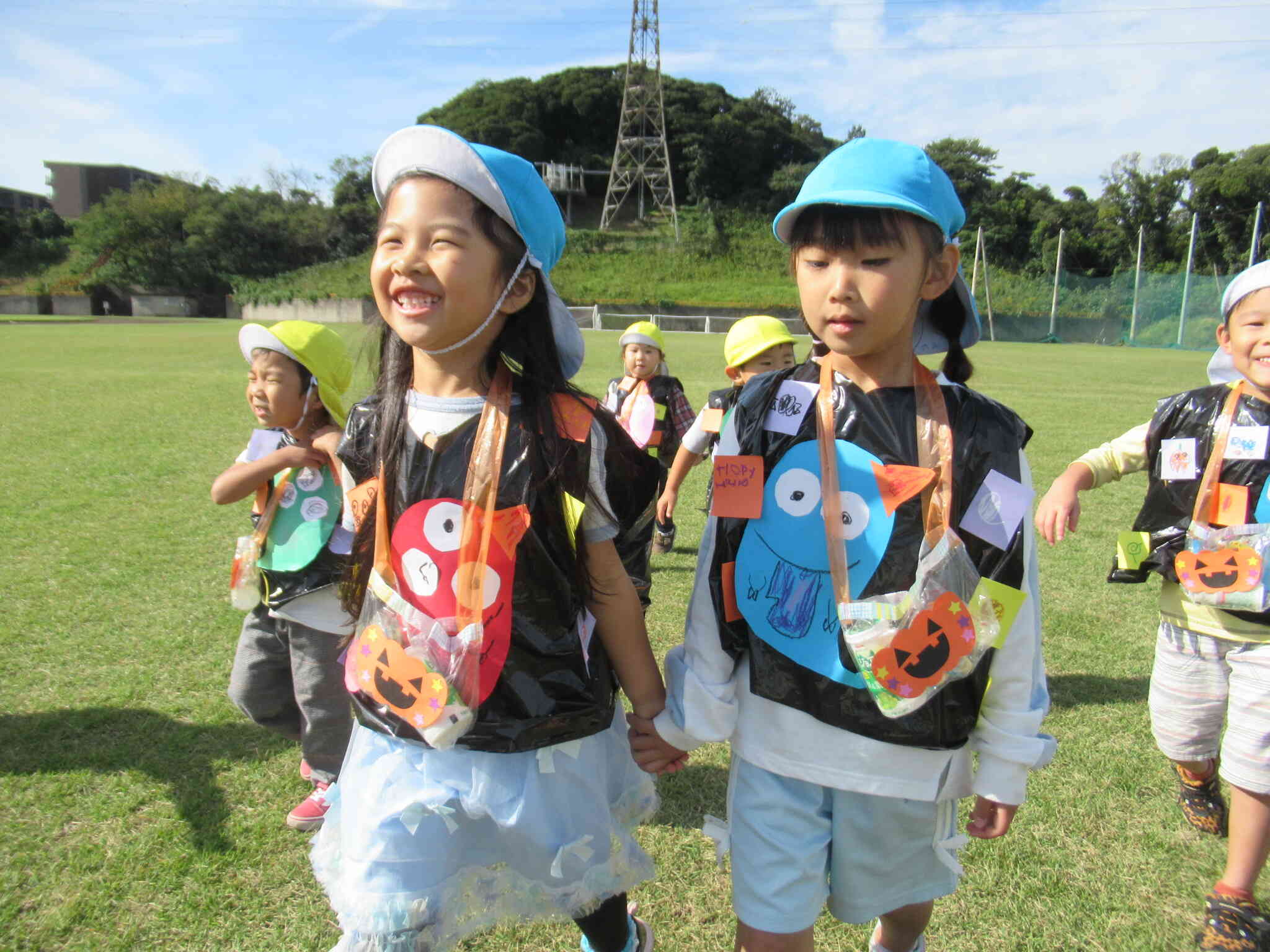 自分たちで作ったハロウィンのマントがとてもかわいいね♡　さくら組さん（５歳児）