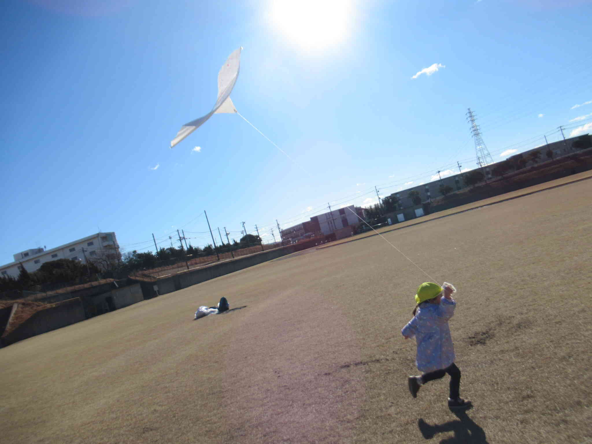 自分たちで絵を書いた凧で凧あげをしました。高くあがったね　さくら組（３歳児）