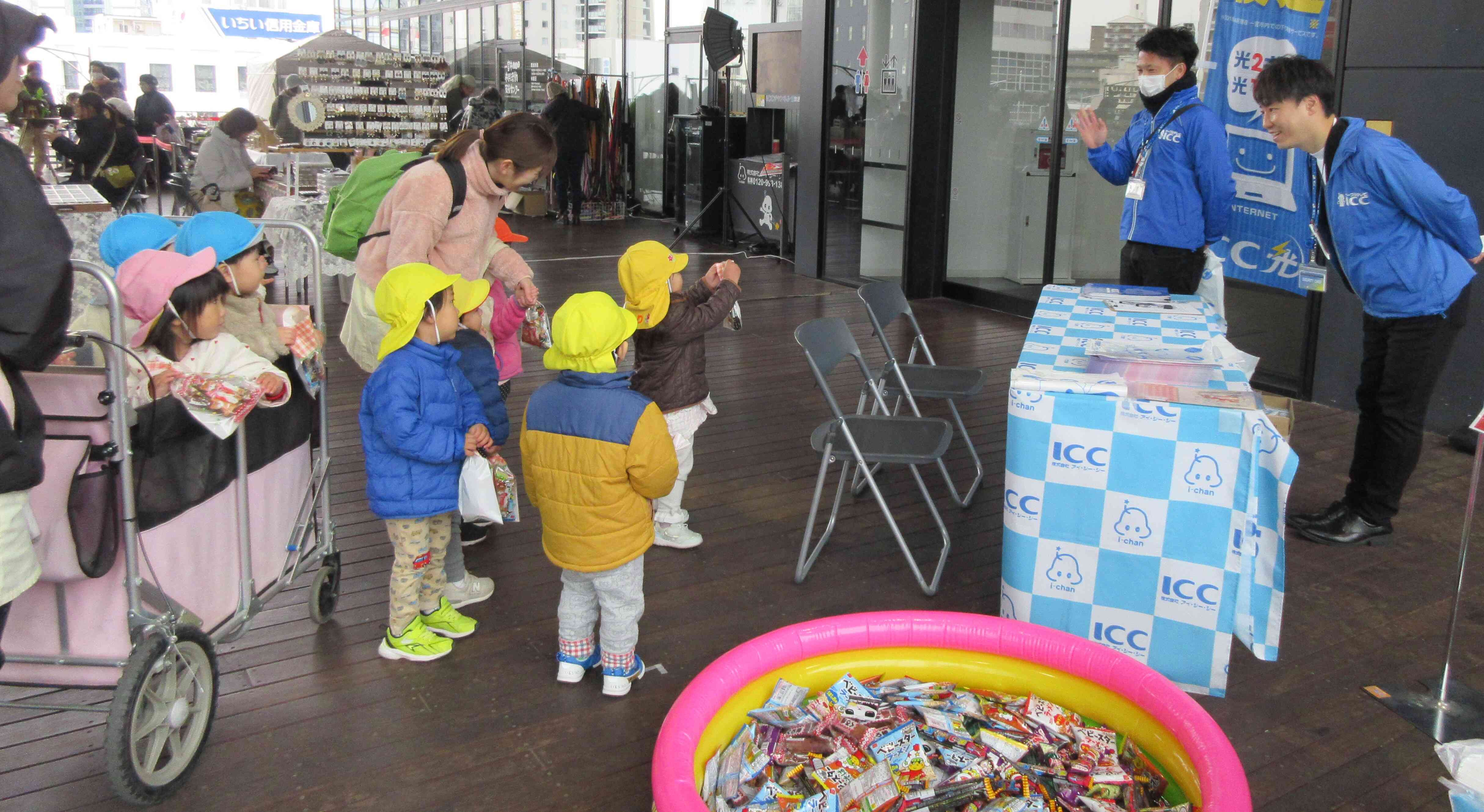 イベントで、サンタお兄さんからお菓子をいただきました！ありがとうございます。