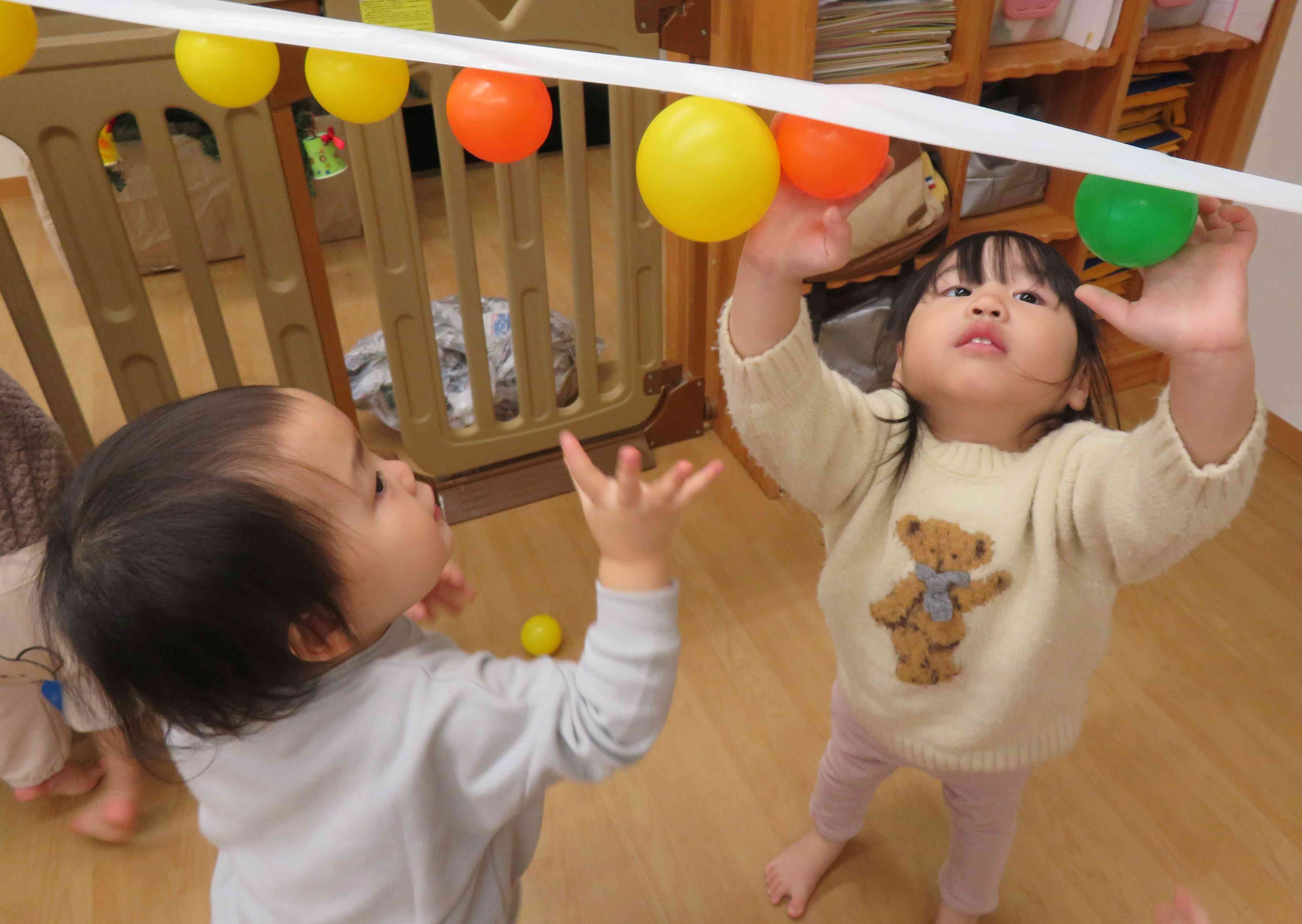 カラーボール遊び♪(１歳児・あひるぐみ)