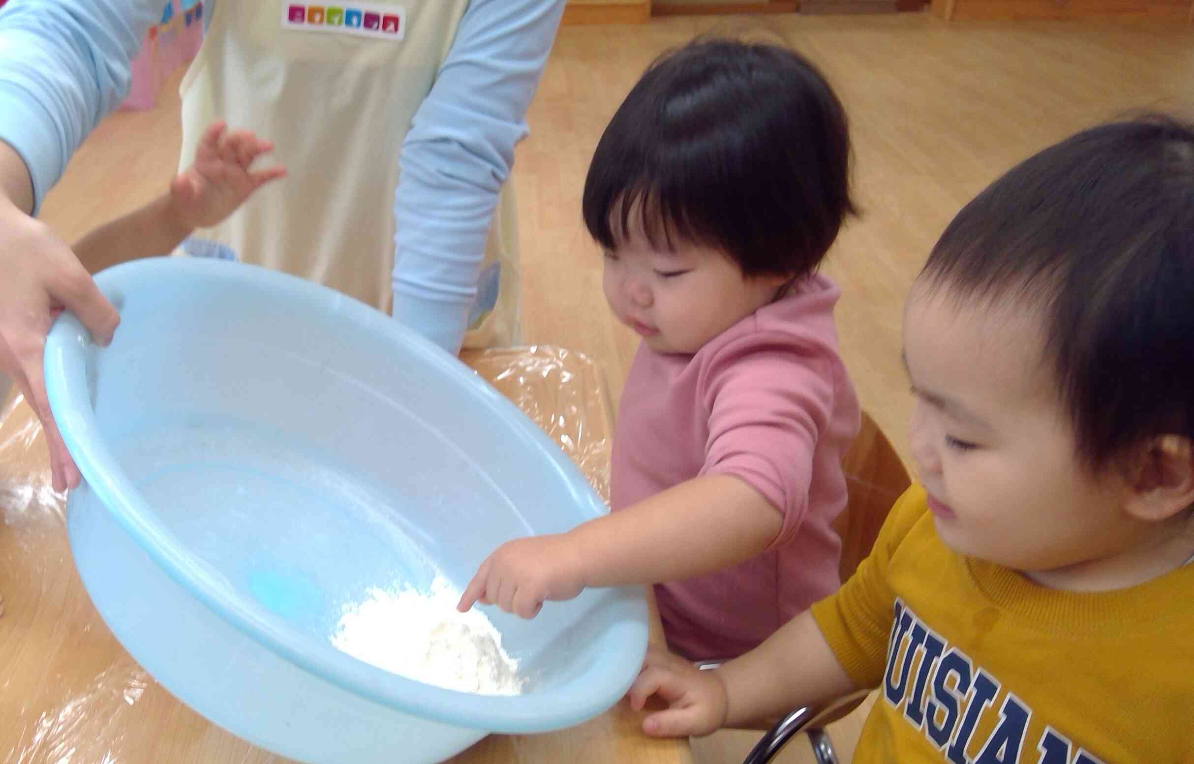 小麦粉粘土あそび(一歳児・あひるぐみ)