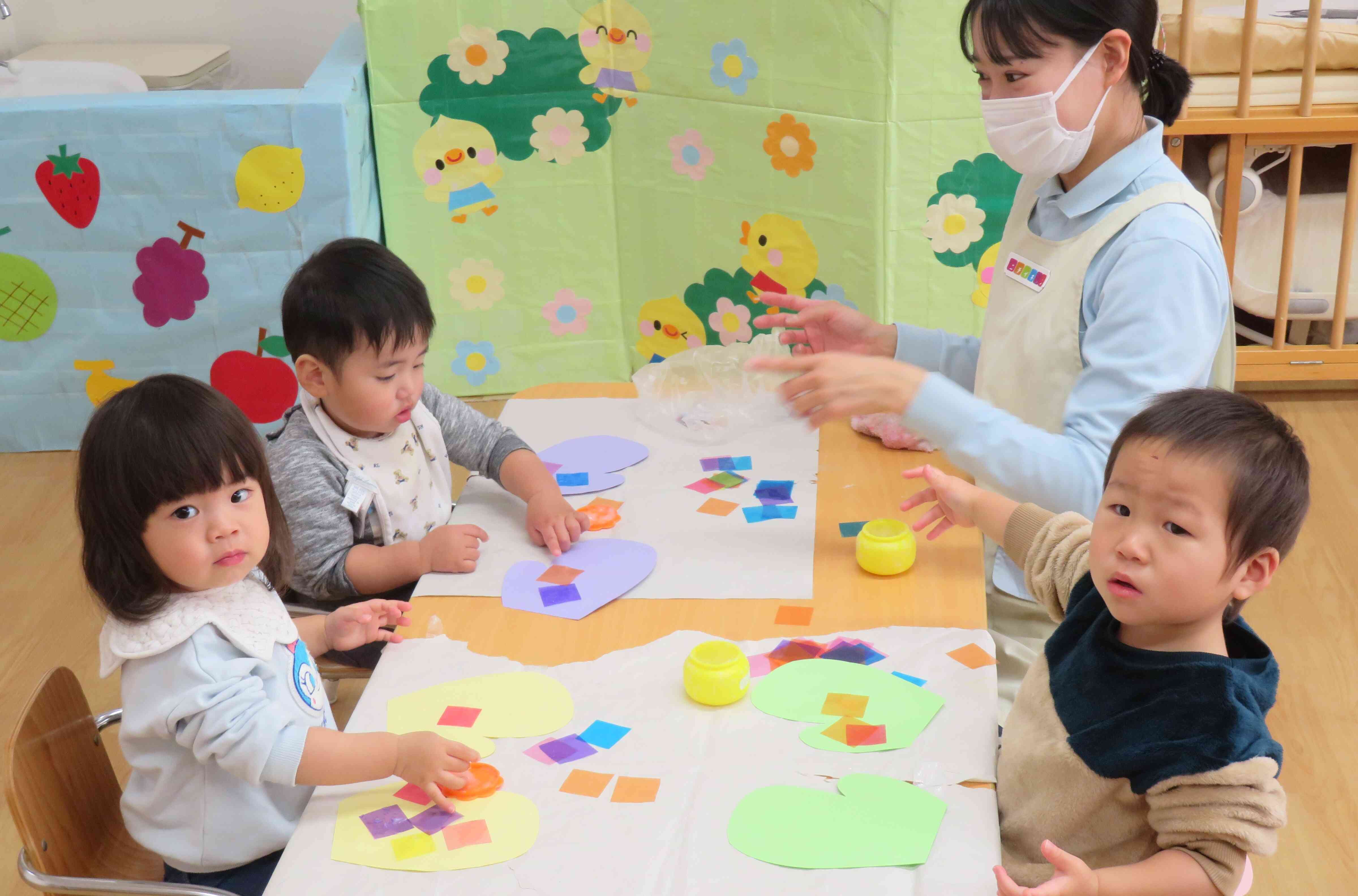 製作の様子☆(０歳児・ひよこ組)