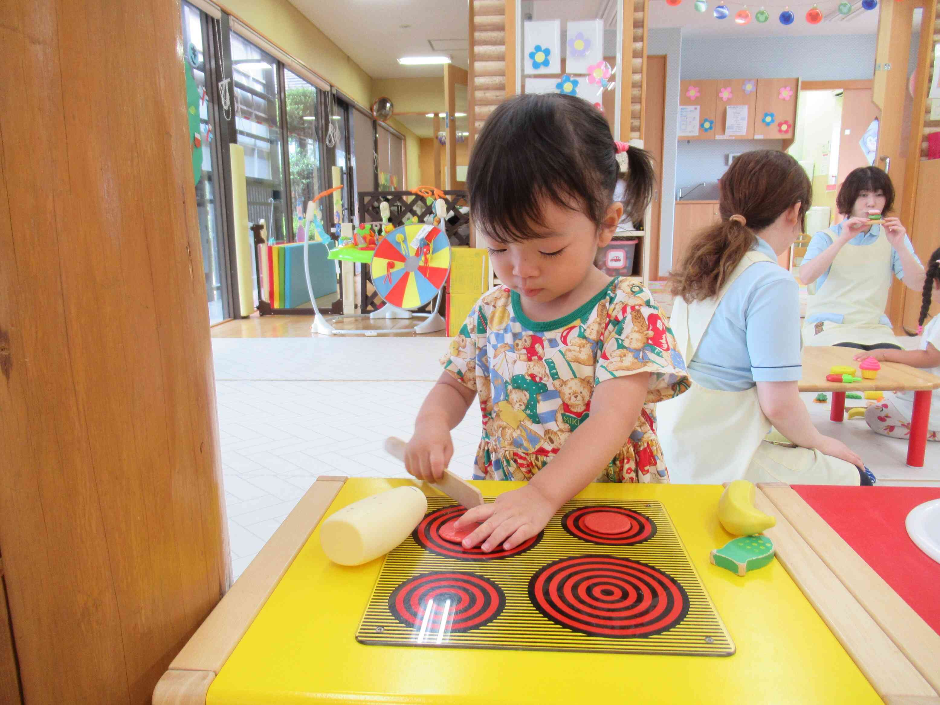 包丁で材料を切って・・・。どんな料理ができるかな？