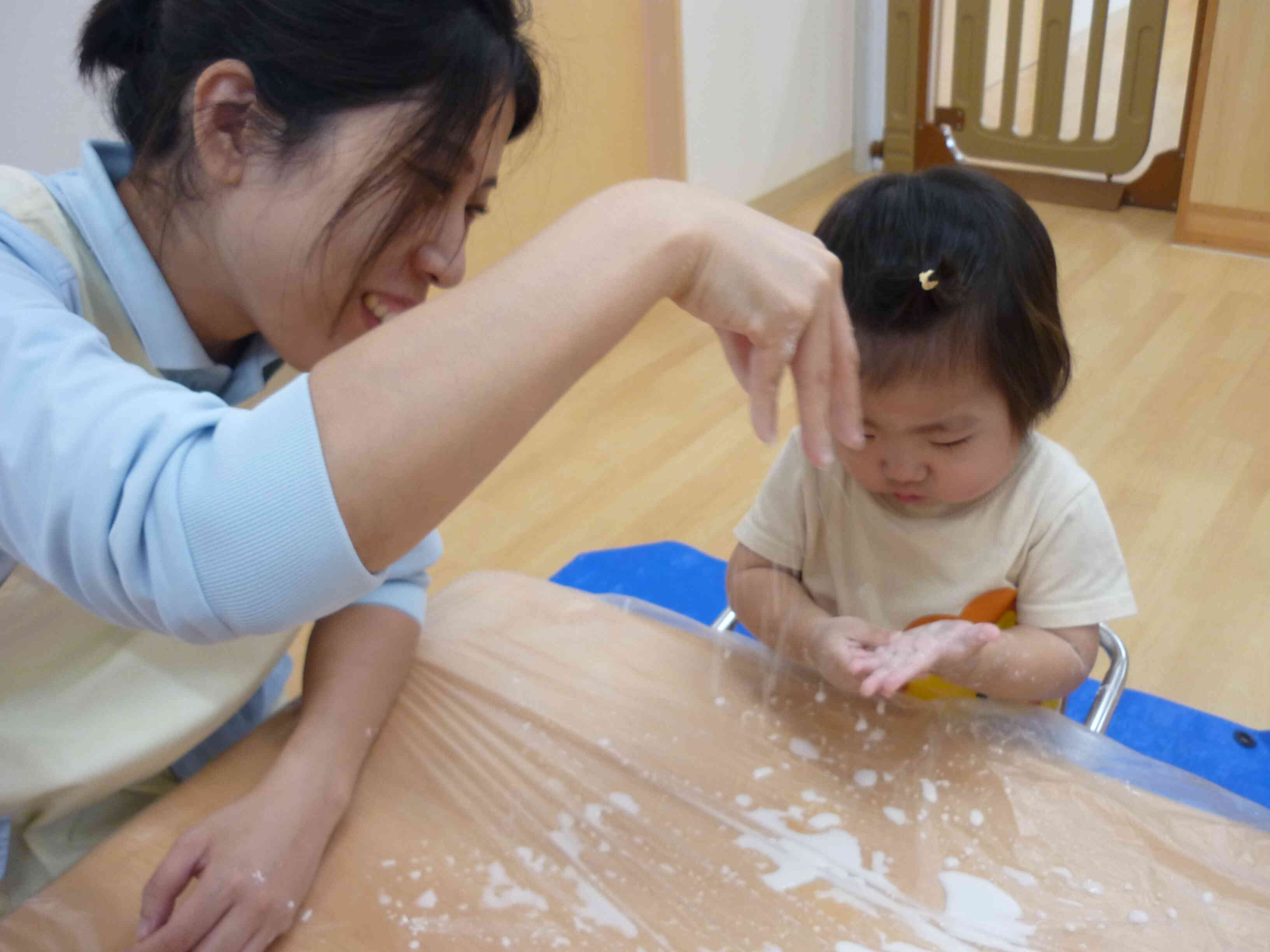 ひよこ組　かたくり粉遊び