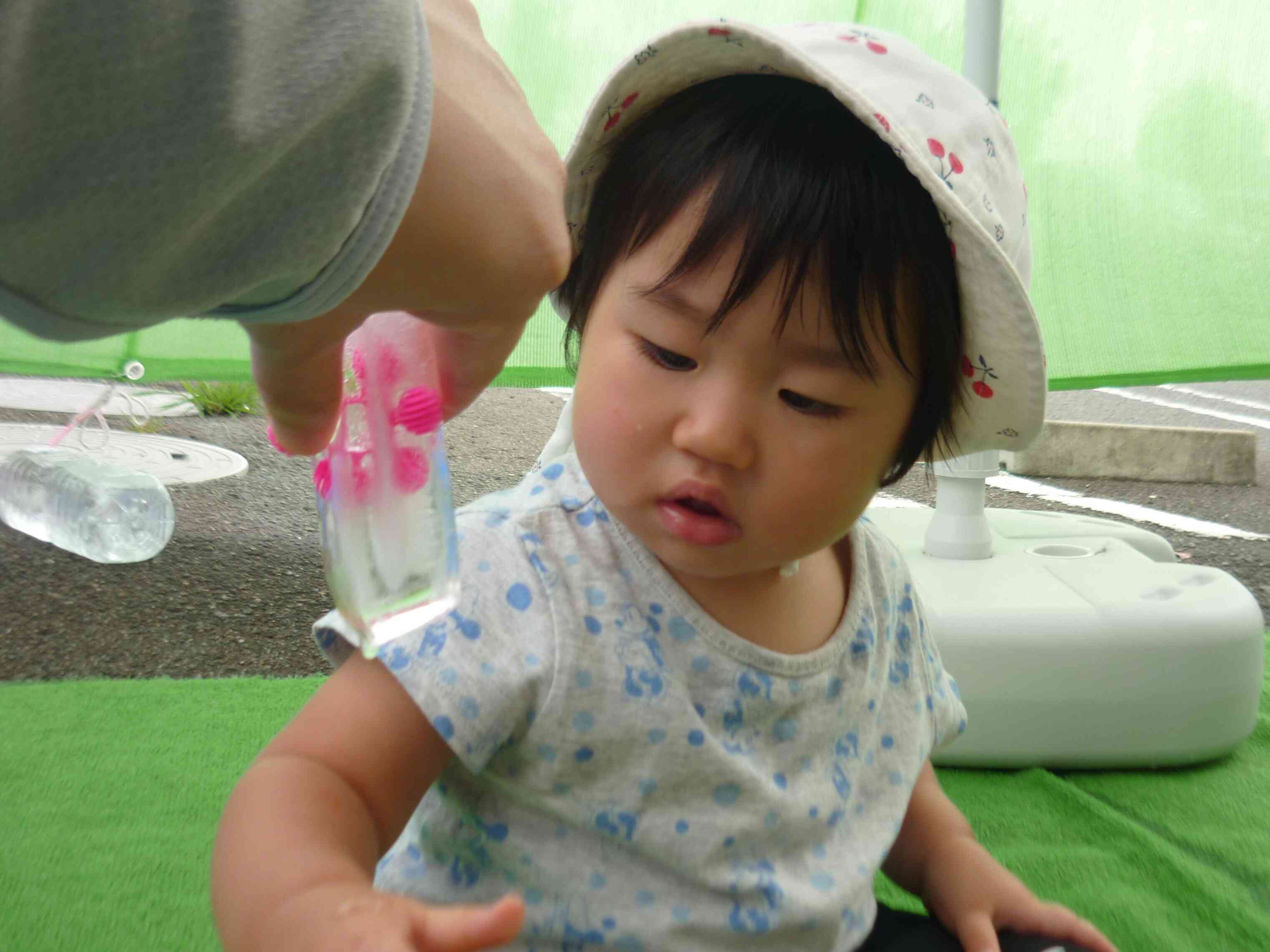 氷から冷たいお水が落ちてきたよ☆