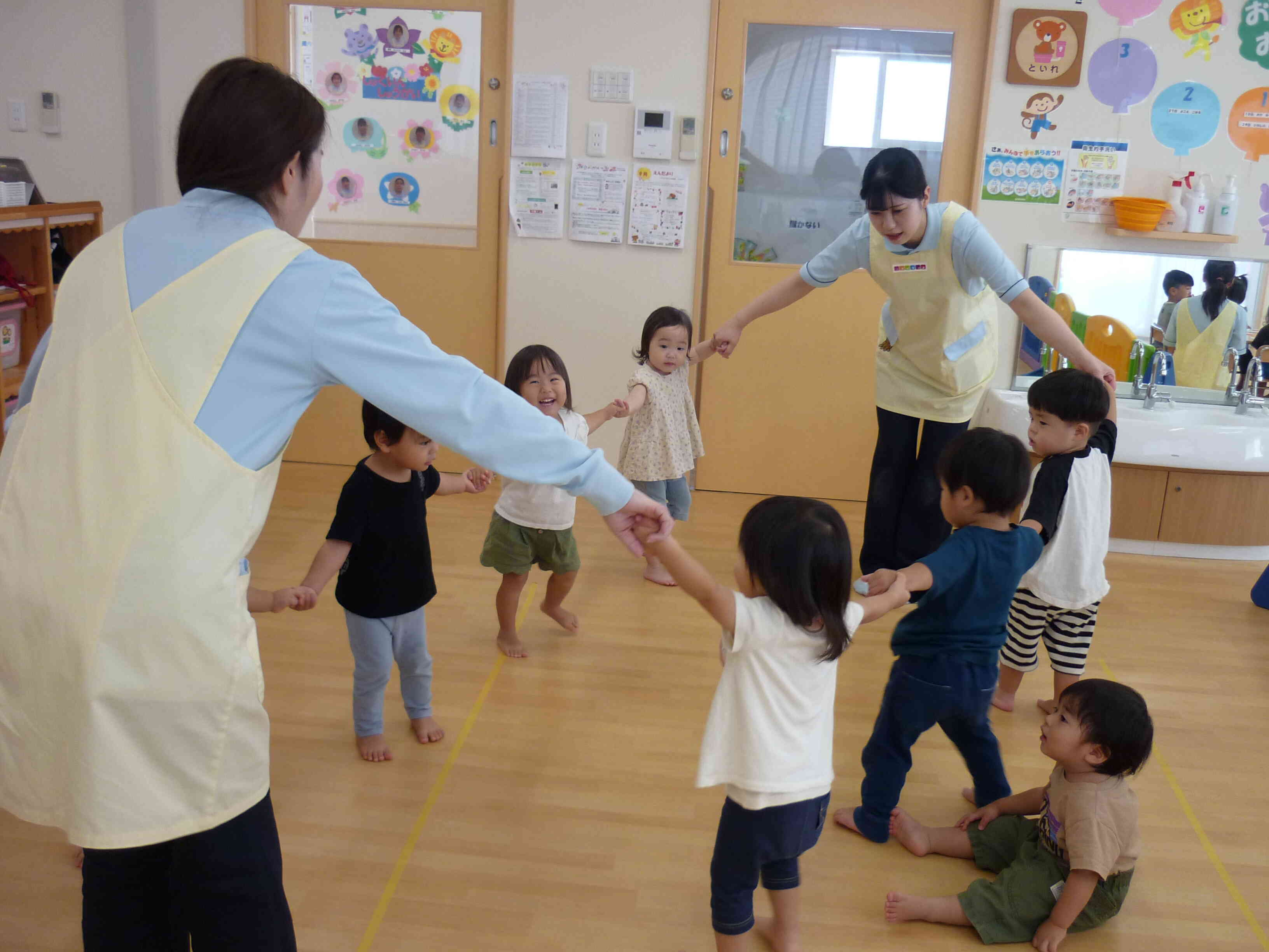 お友だちとおてて繋いで・・・