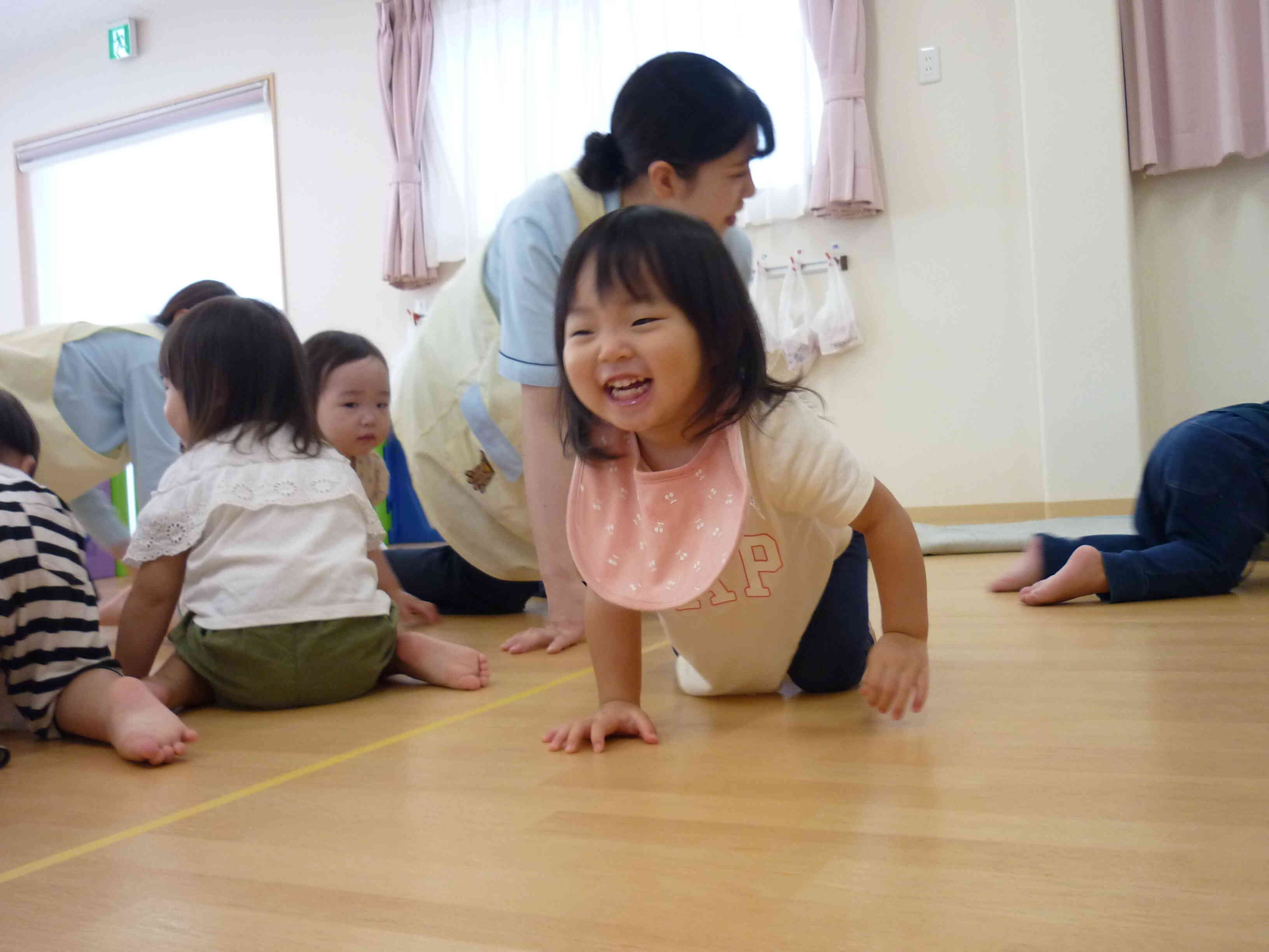 次はハイハイ！赤ちゃんに戻ったみたいだね☆