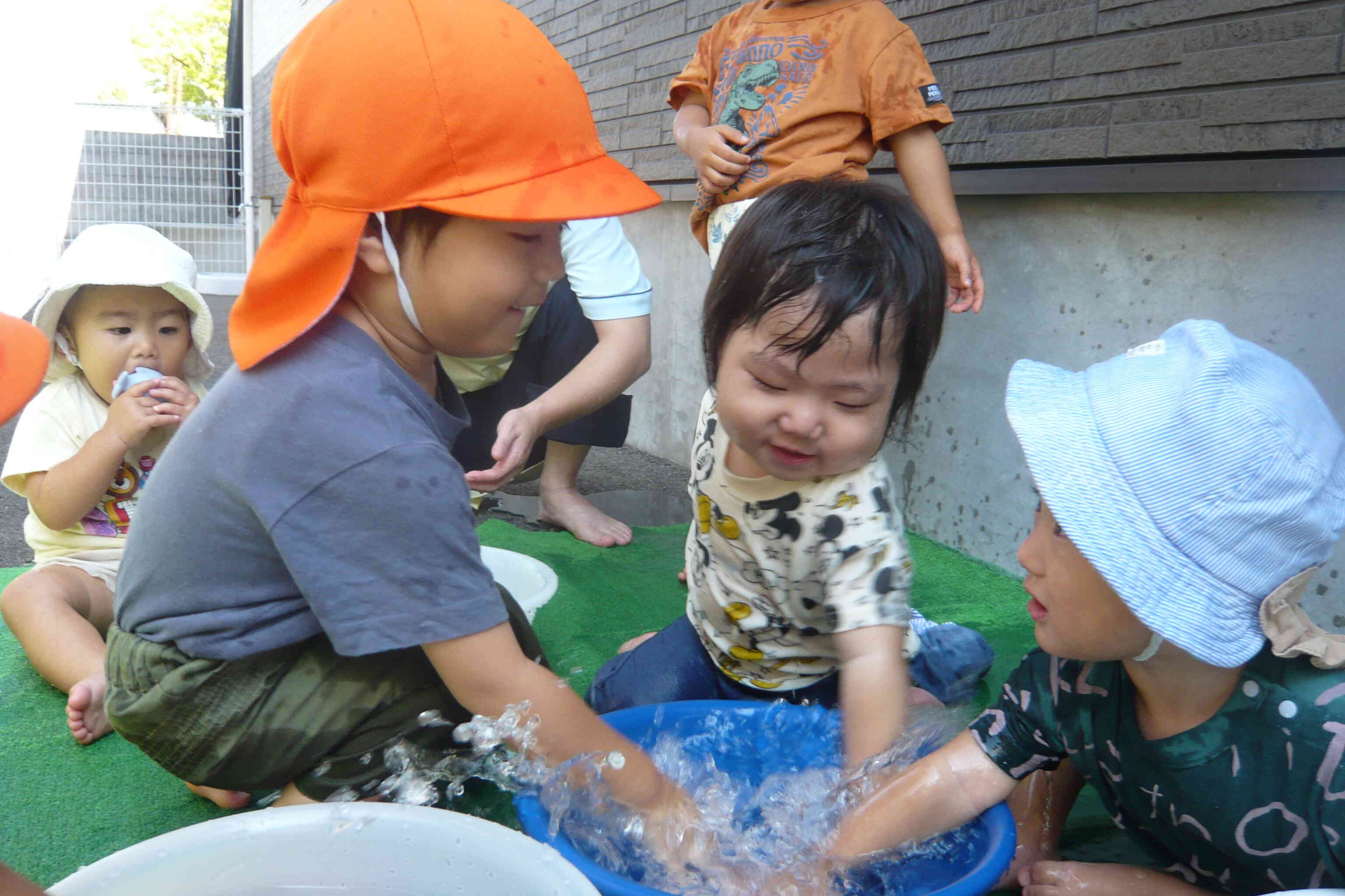 うさぎ組　ひよこ組の水遊び