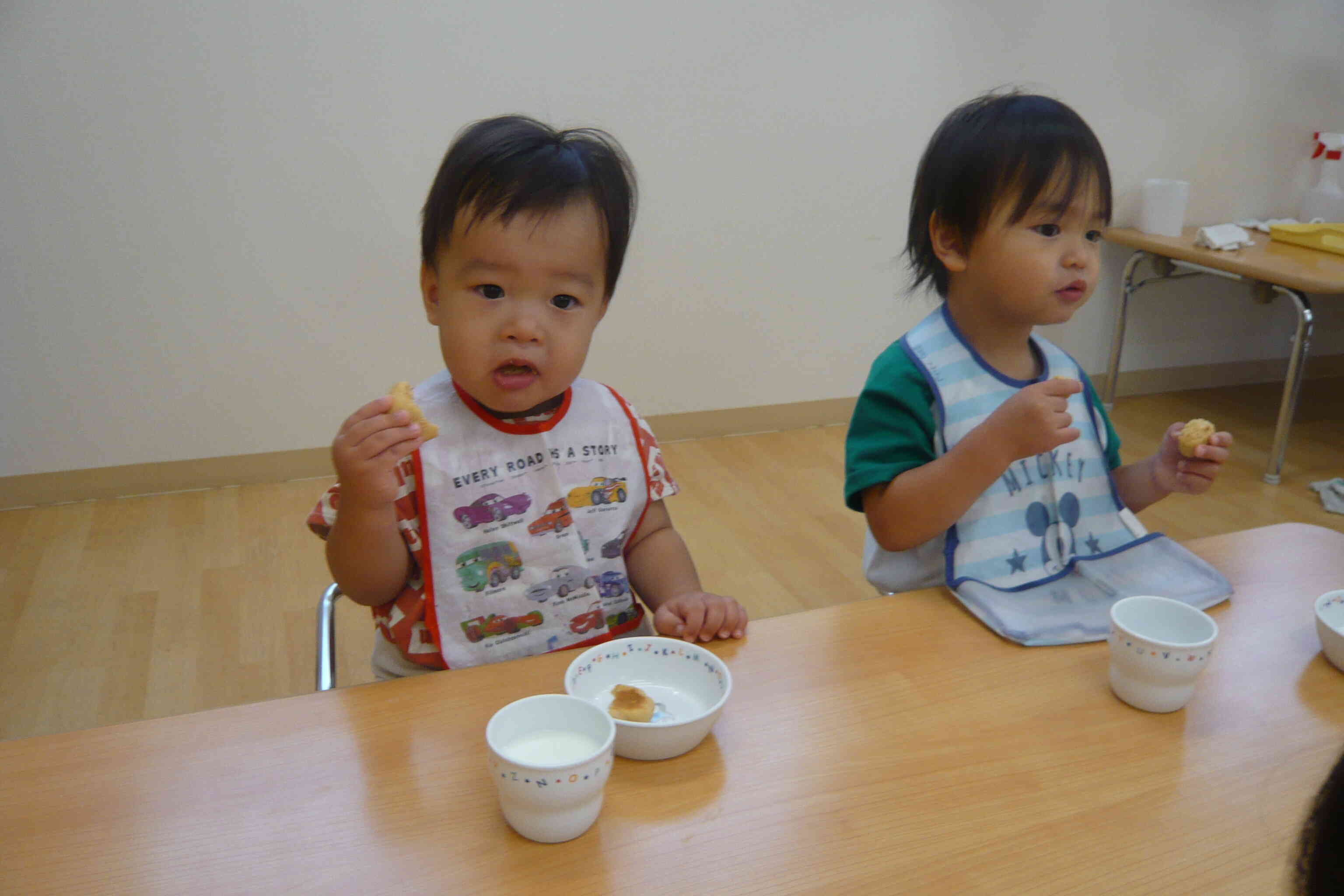 お友だちと食べるおやつはお美味しいね！