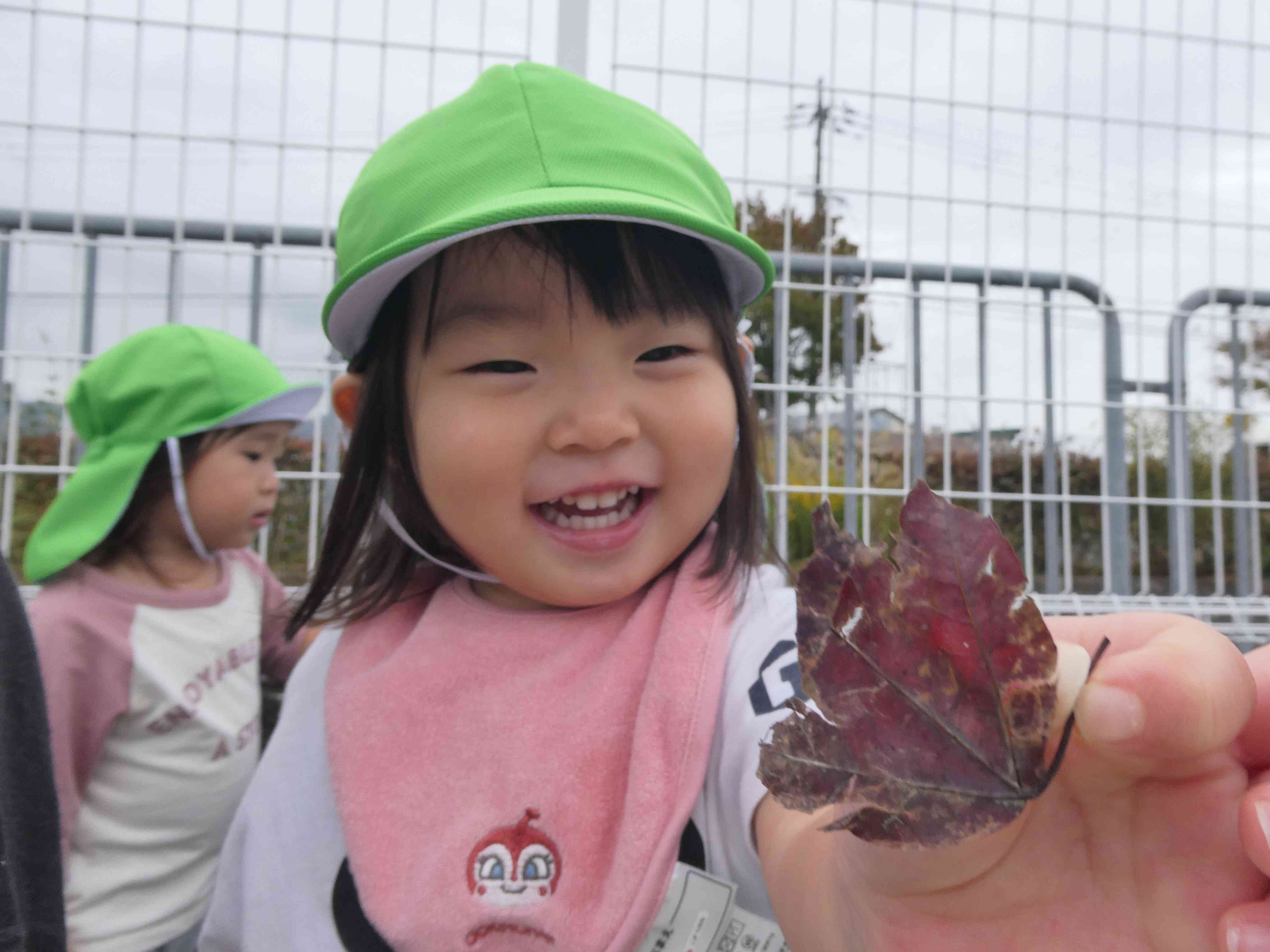 綺麗な落ち葉を見つけたよ！先生みて～