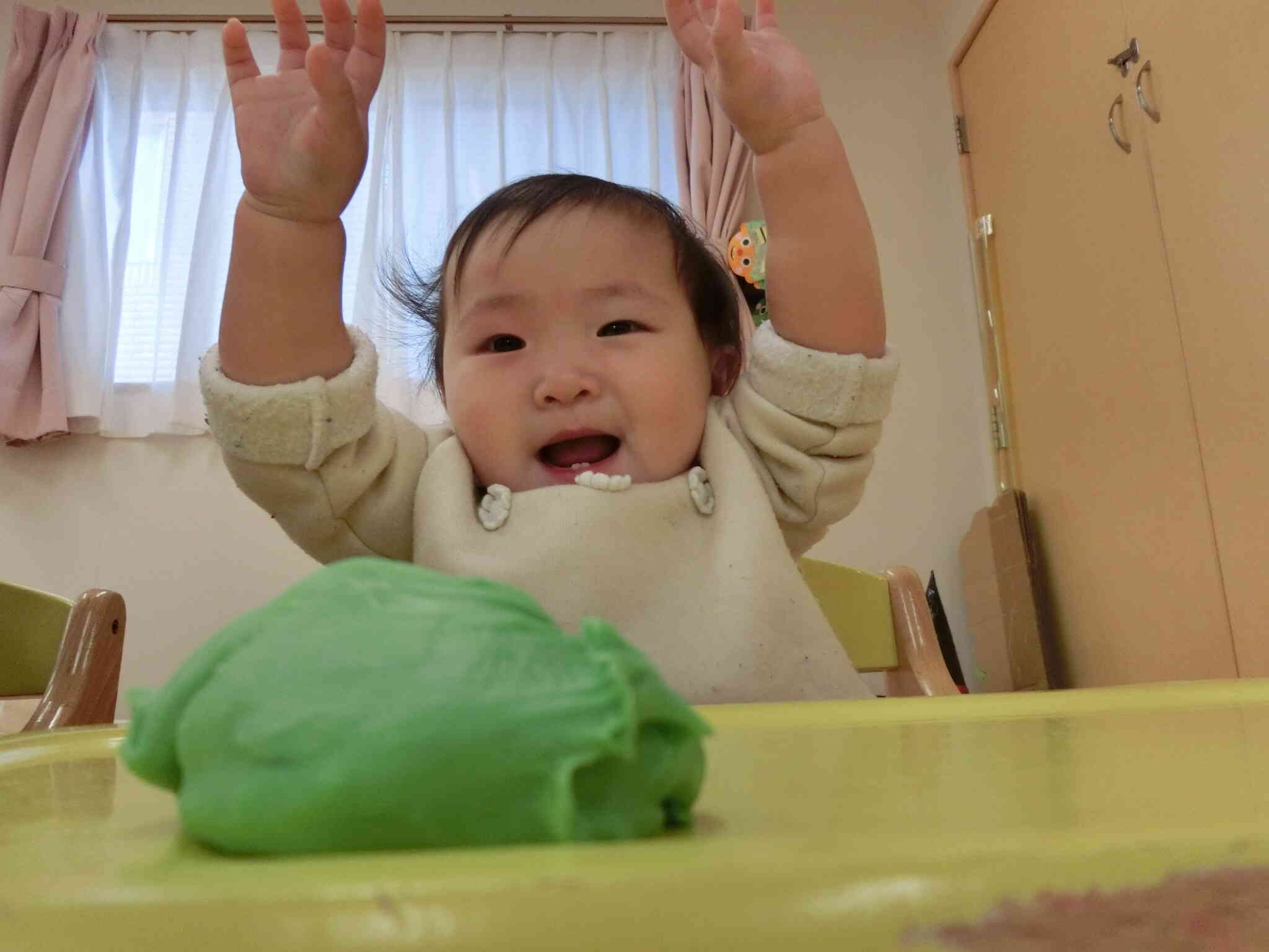 うわー！！大きな緑色の小麦粉粘土♪