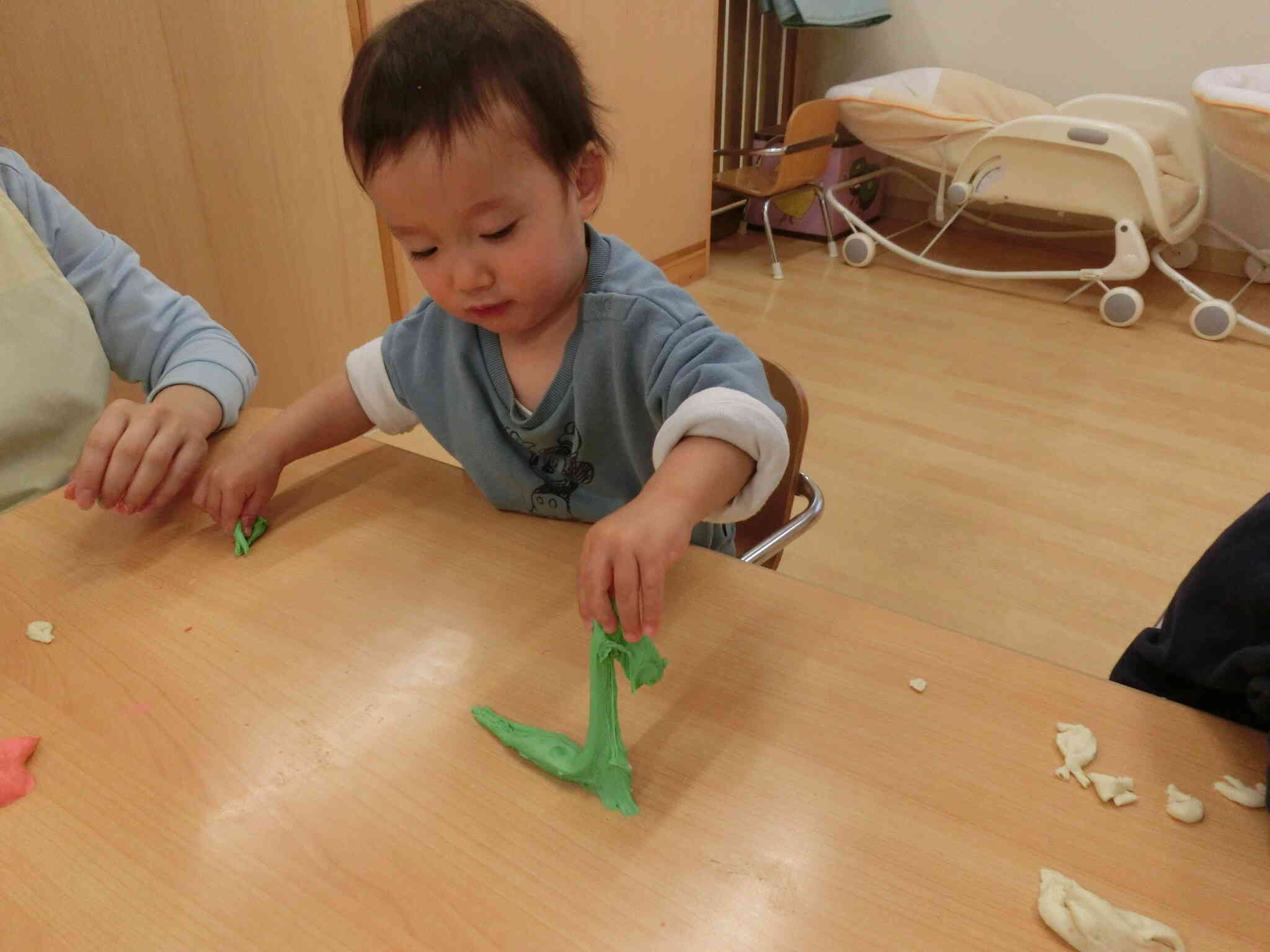 両手が小麦粉粘土に捕まっちゃった…