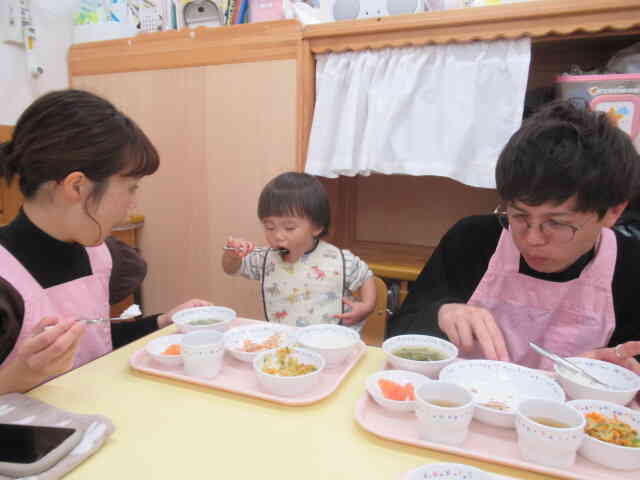 お父さん・お母さんと一緒に給食を食べたよ！！