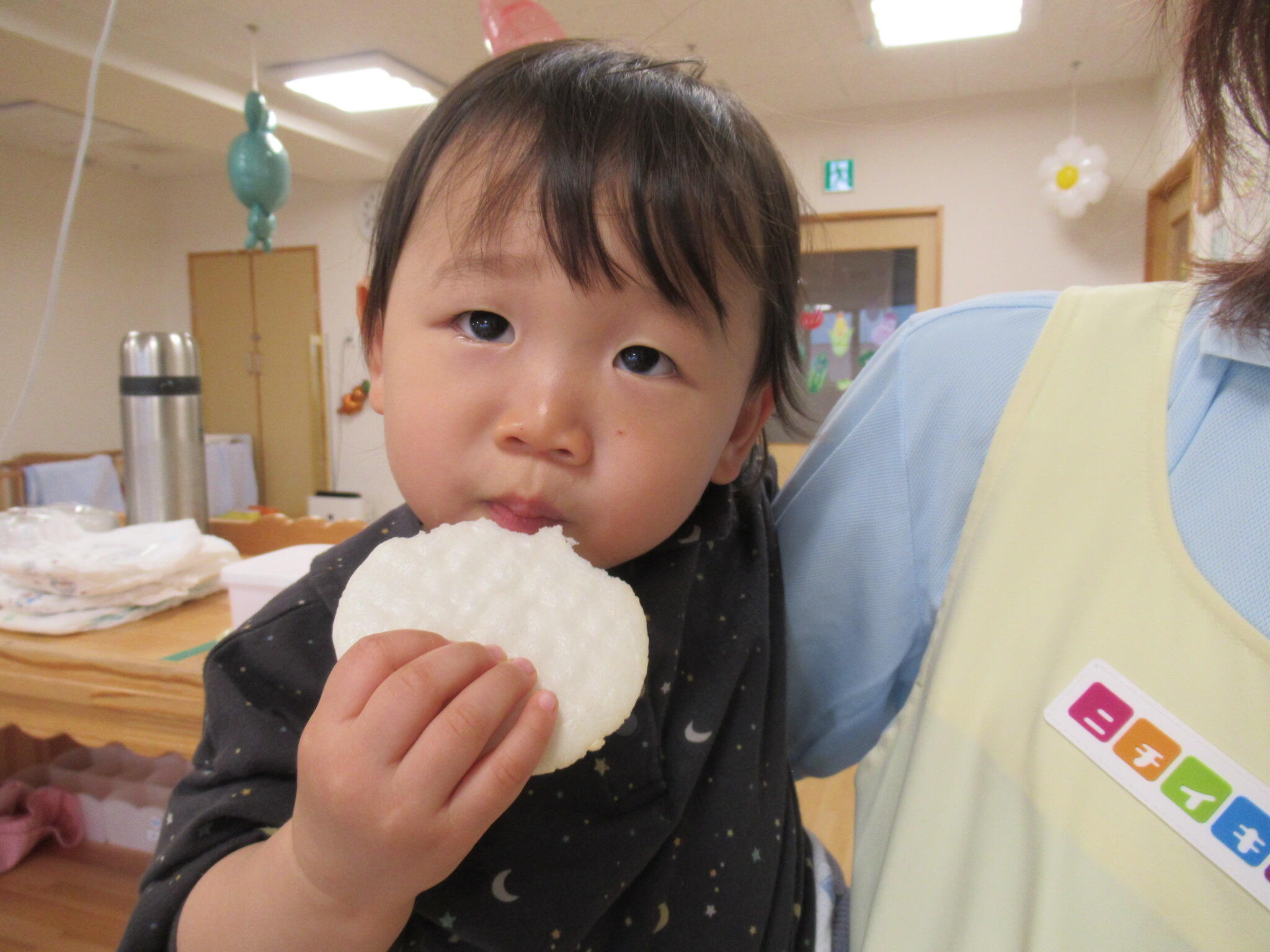 抱っこで安心♪おやつも食べる事が出来ました！