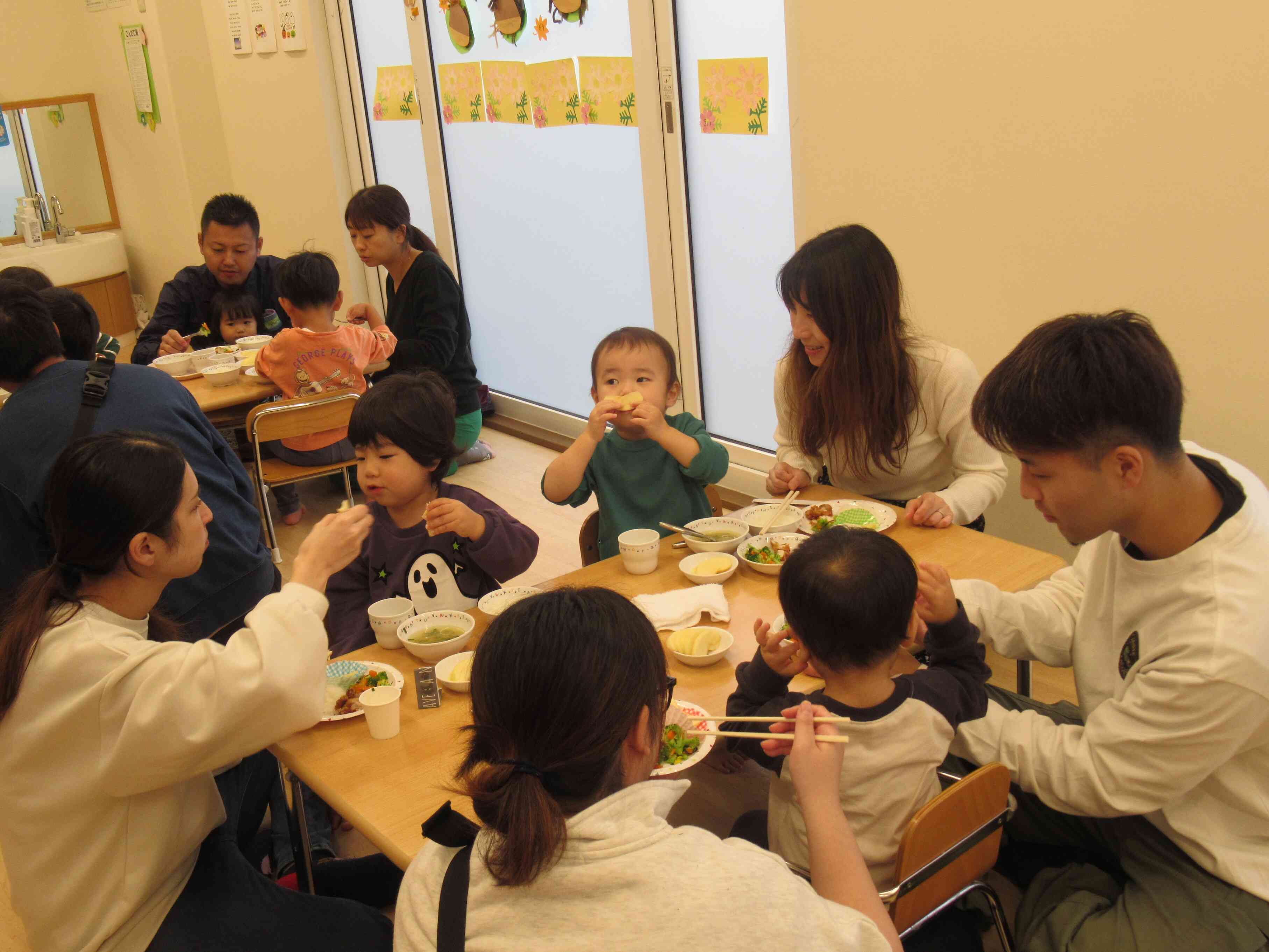 みんなで食べる給食はおいしいね！