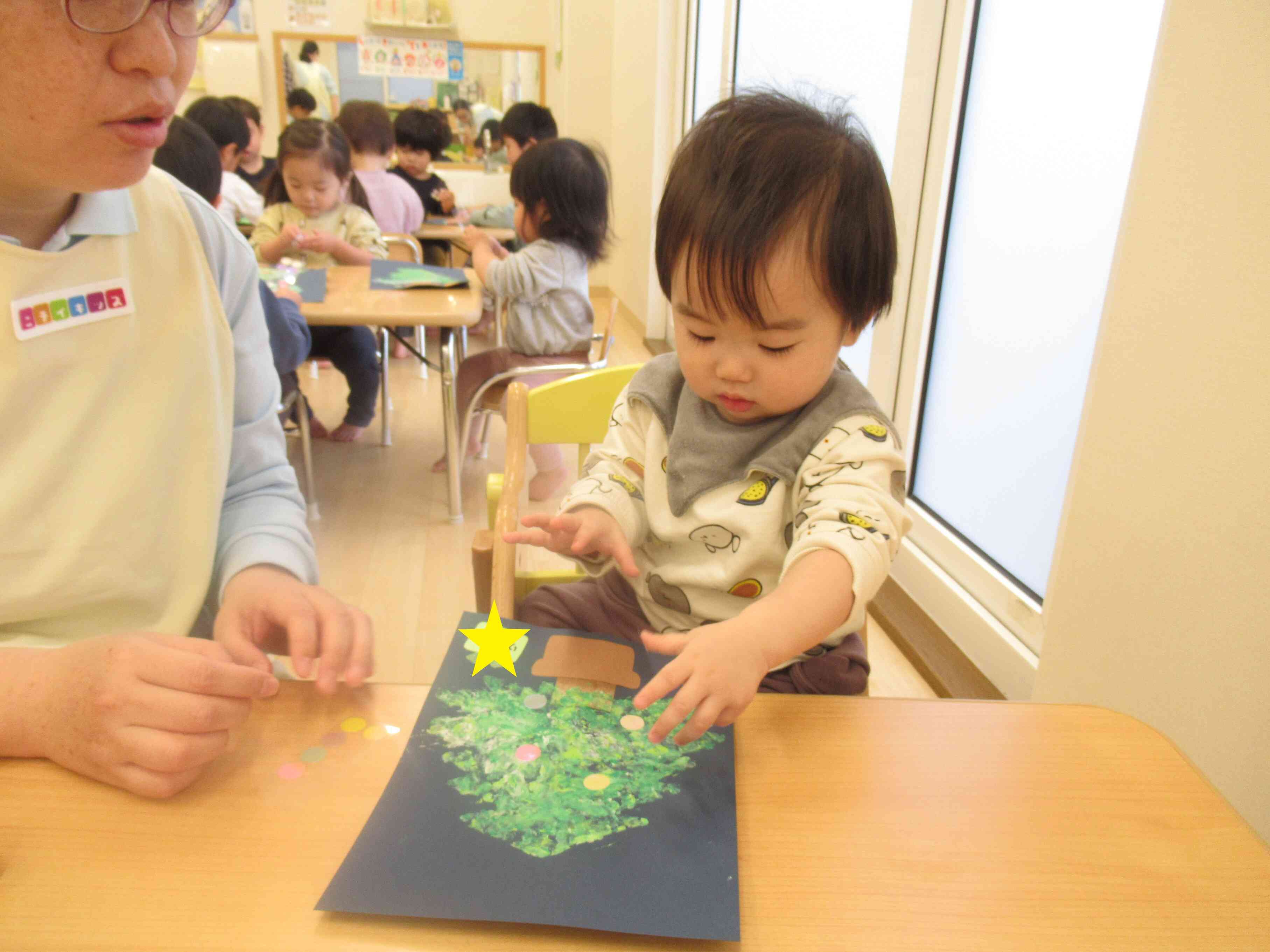 ひよこ組さんもシール貼りに挑戦！