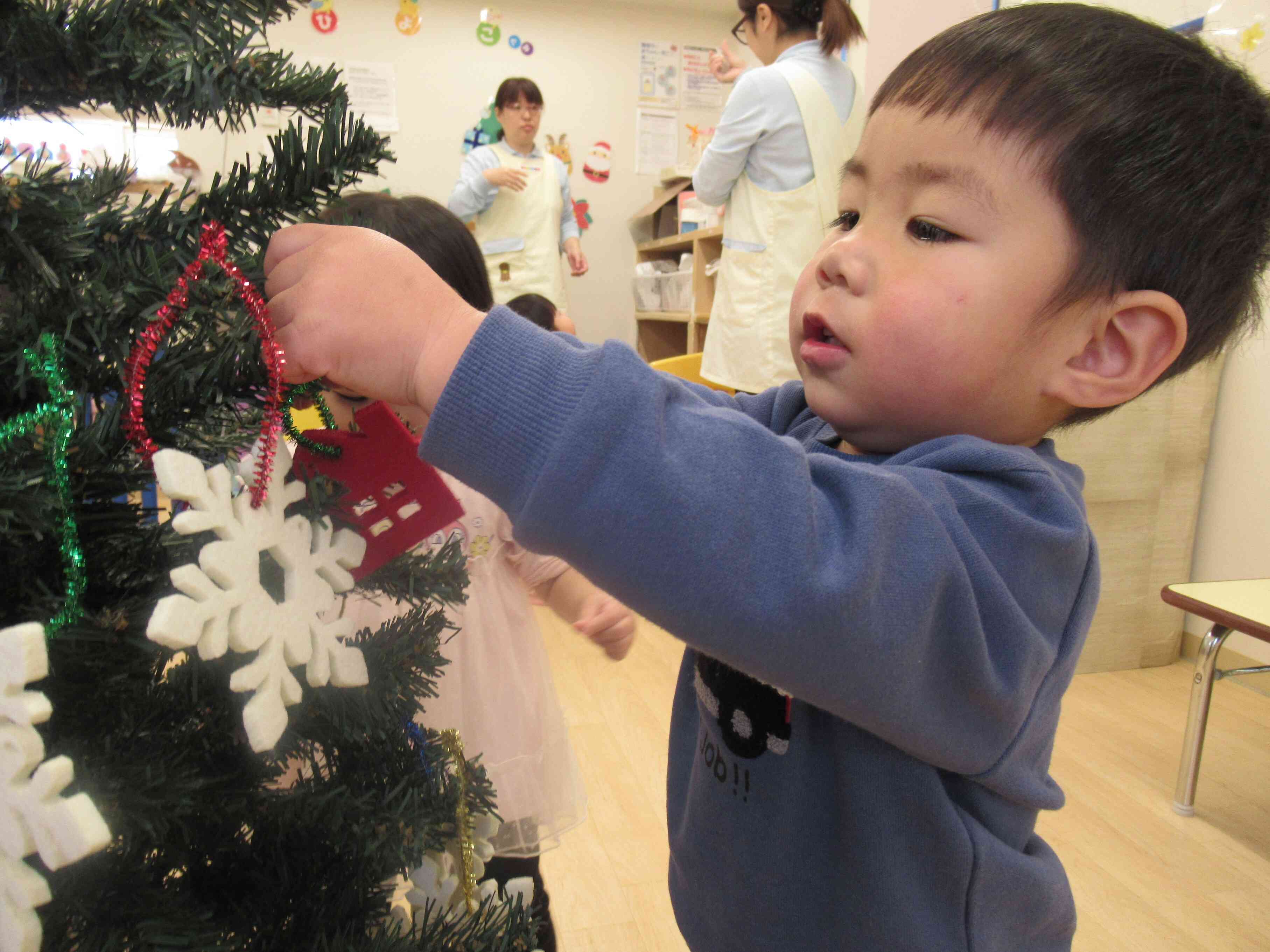 本物のクリスマスツリーに飾りつけをしました