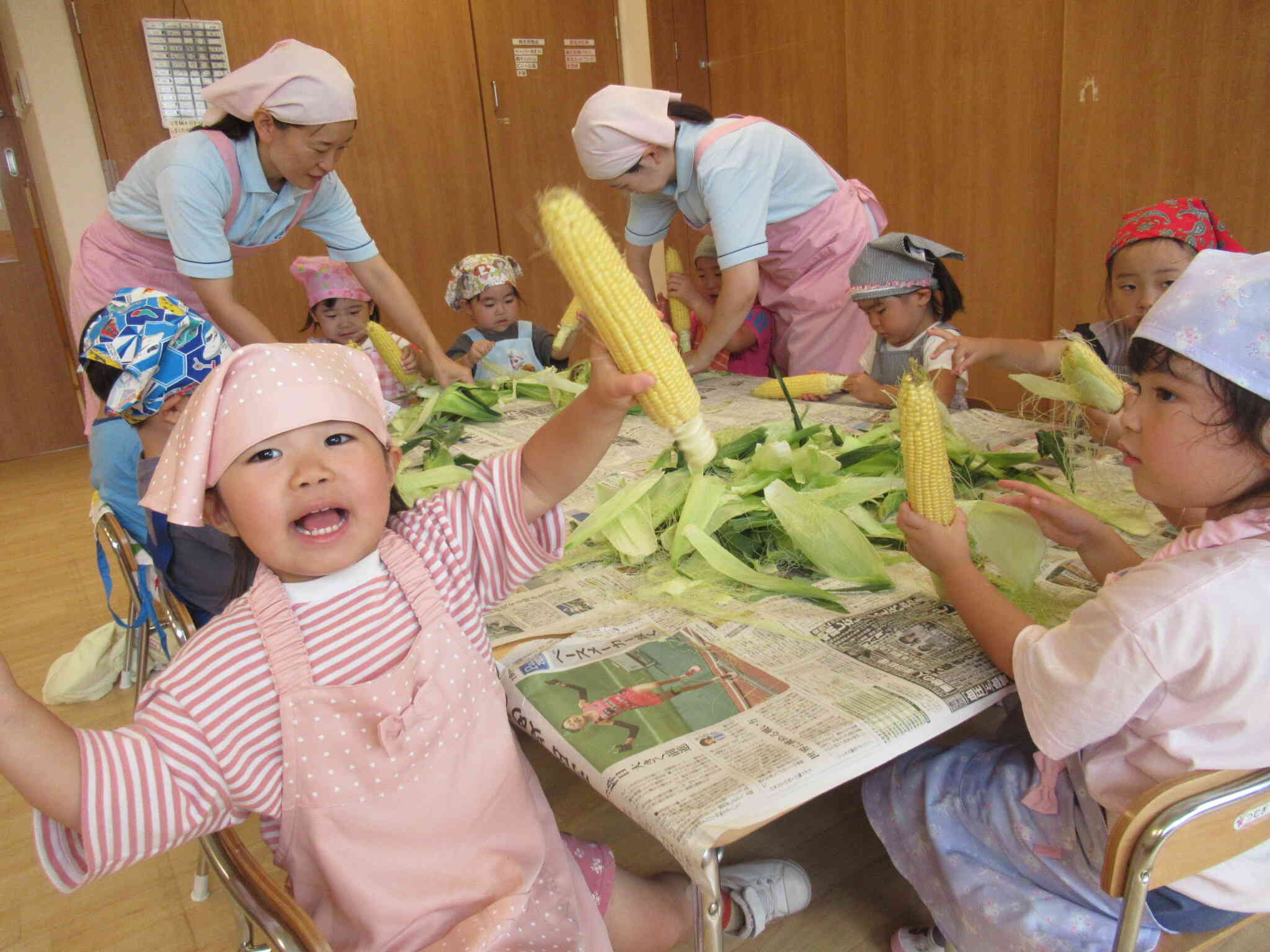 ３歳児りす組　とうもろこしの皮むき