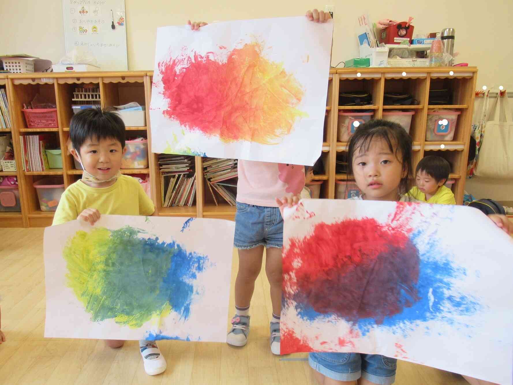 色混ぜ遊びから製作へ（3歳児りす組）