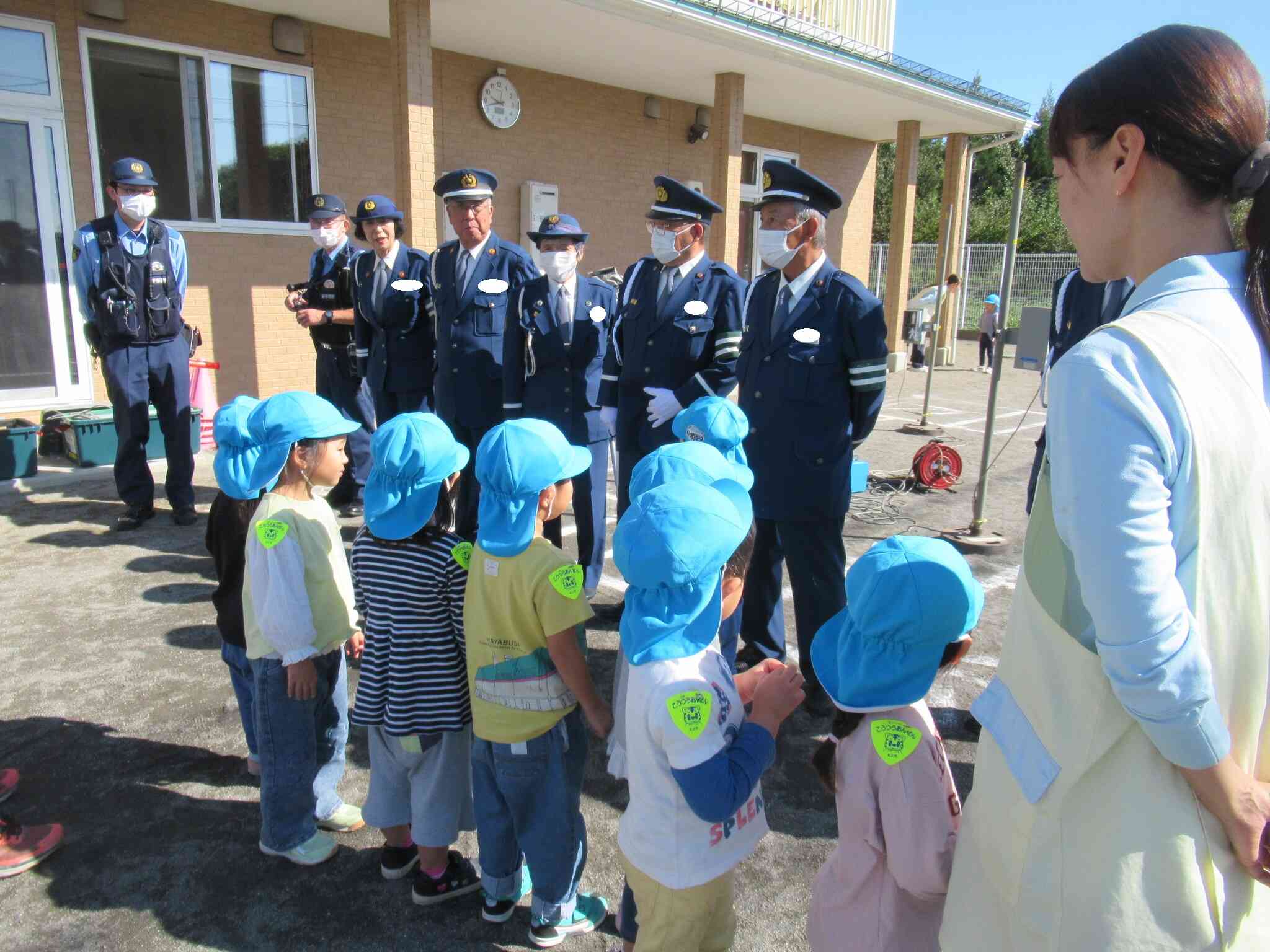 交通指導員さん、警察官と一緒に学びました。