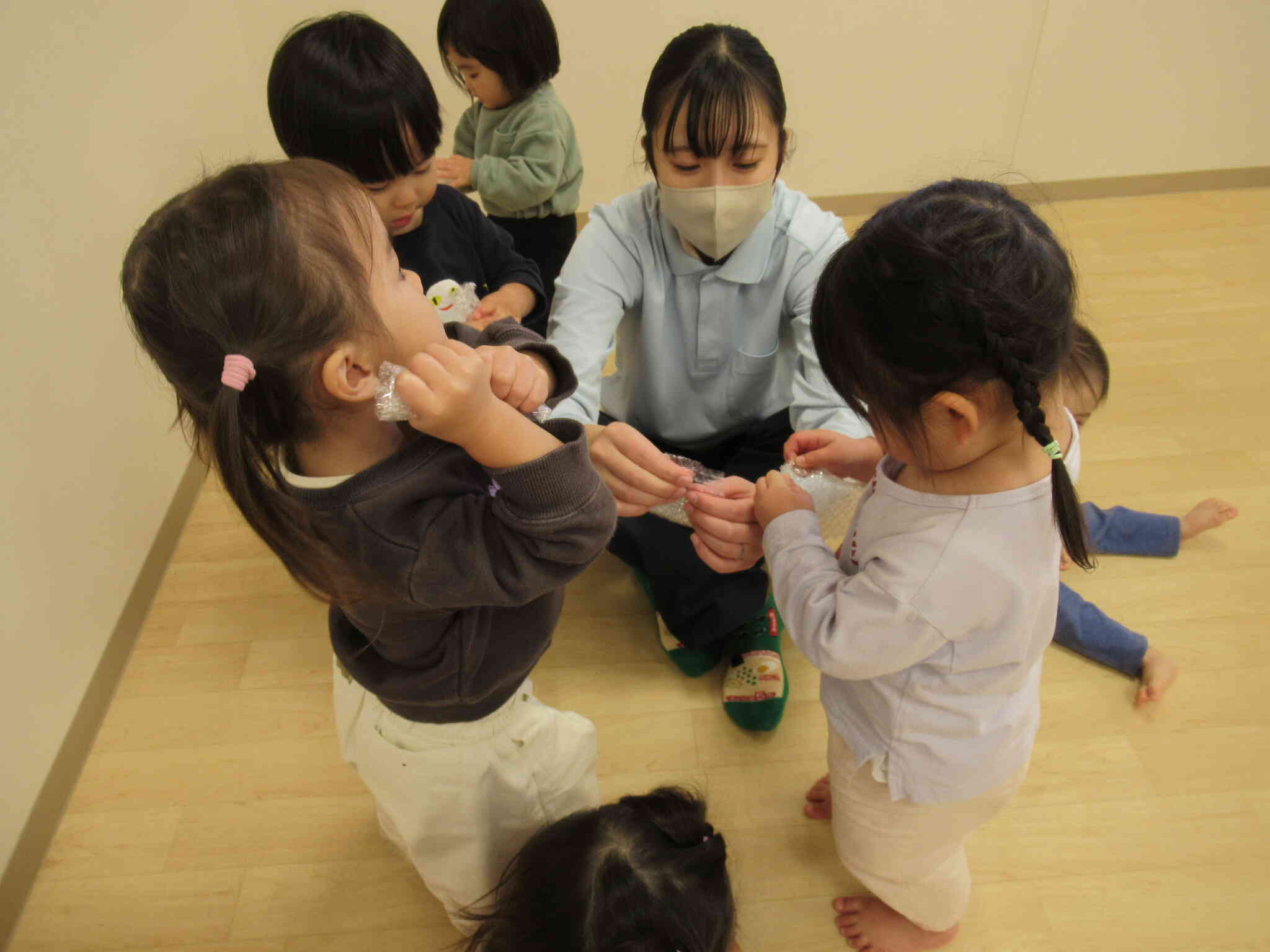 プチプチ素材楽しいなあ(1歳児　あひる組）