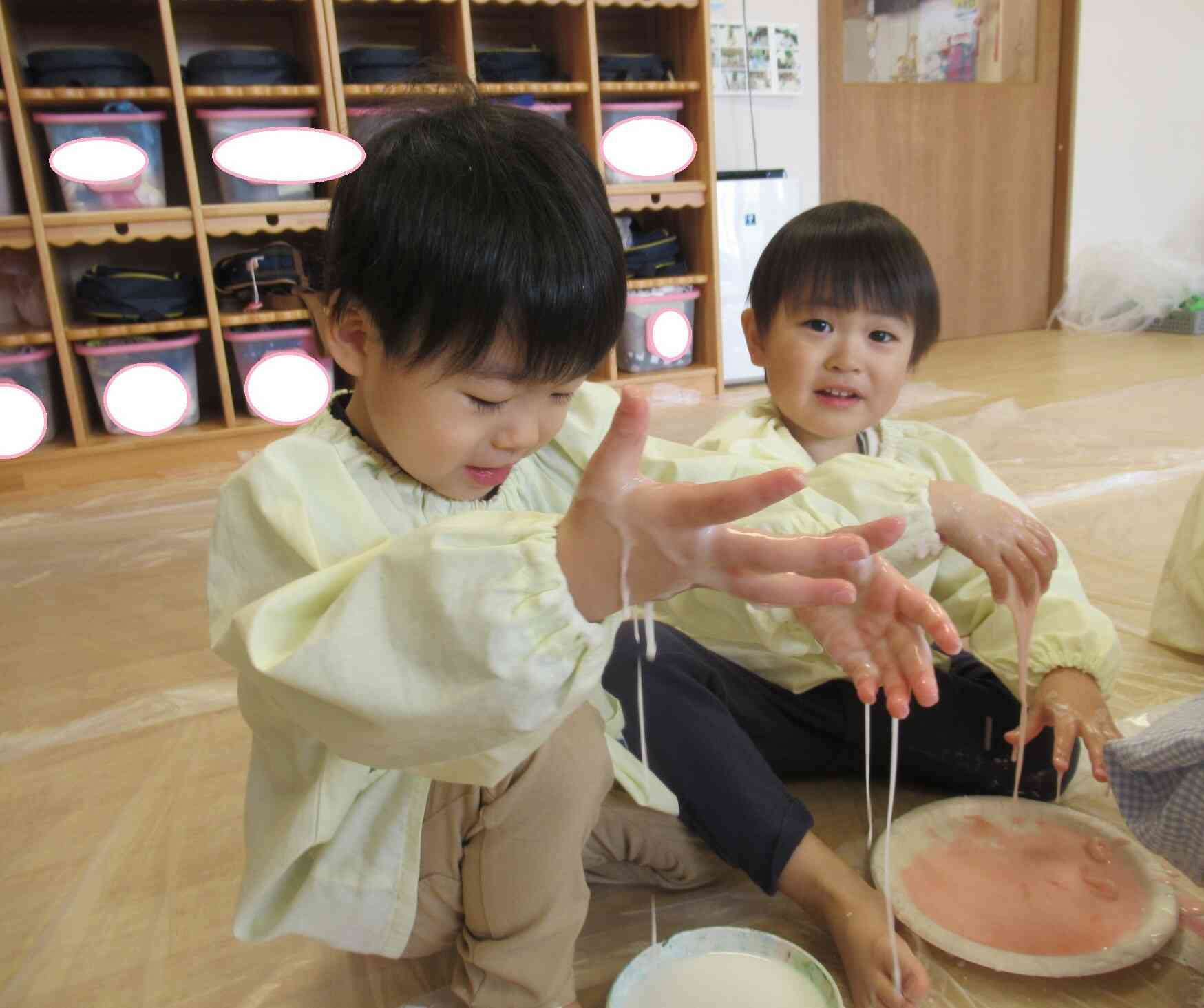 片栗粉あそび　うさぎ組　2歳児