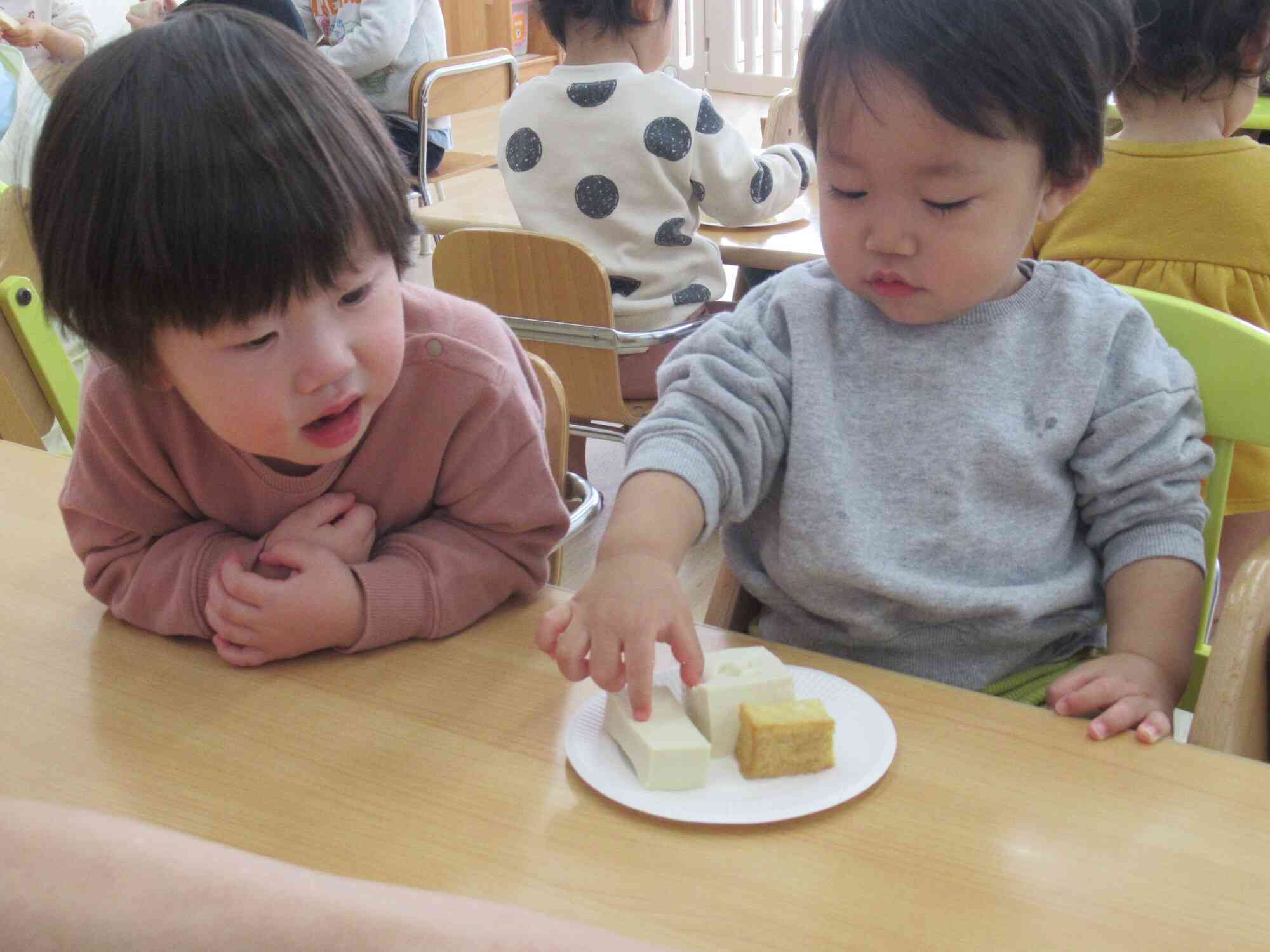 いろいろな大豆製品にさわってみたよ