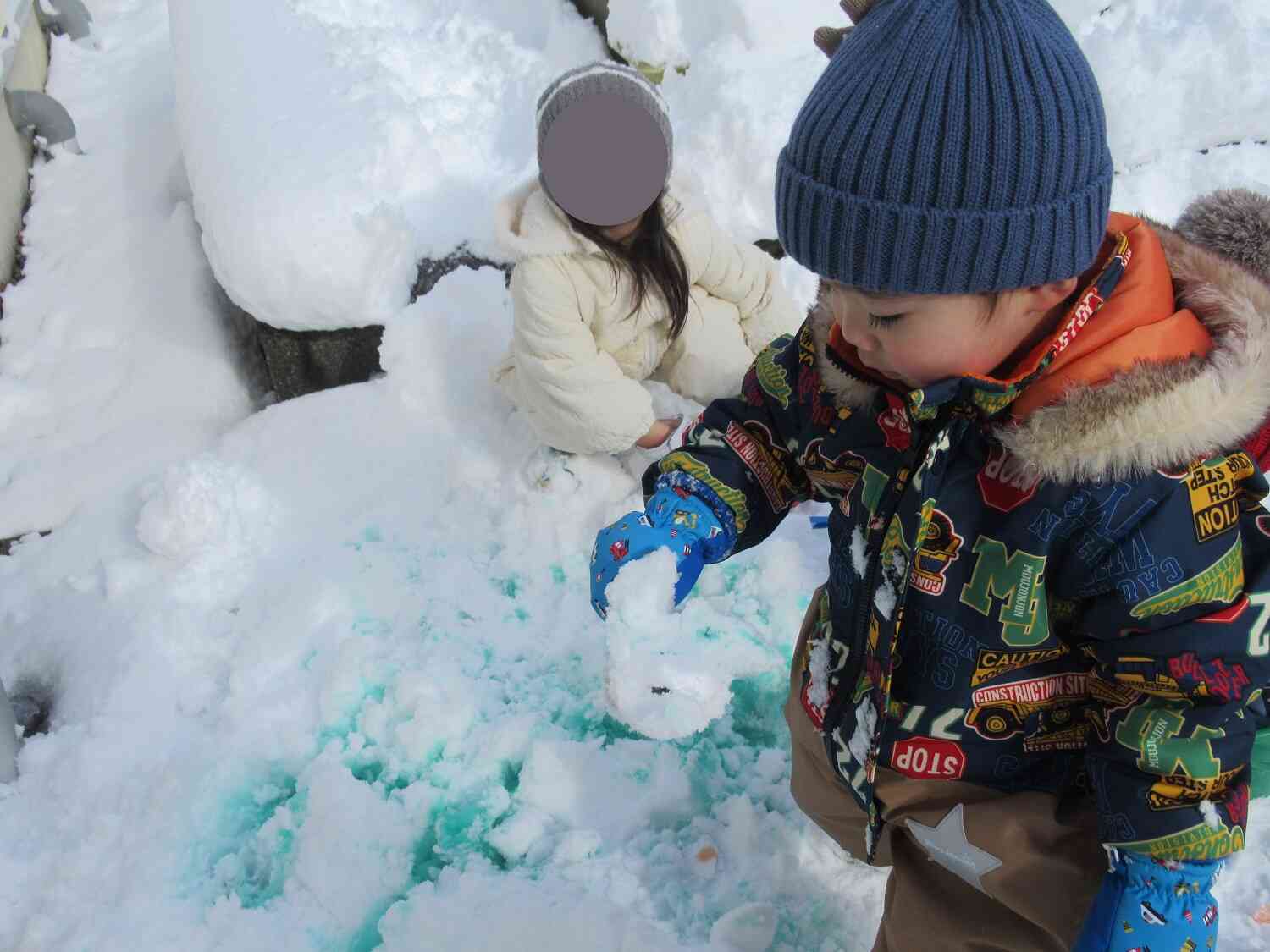 好きな色を雪に垂らしてみると