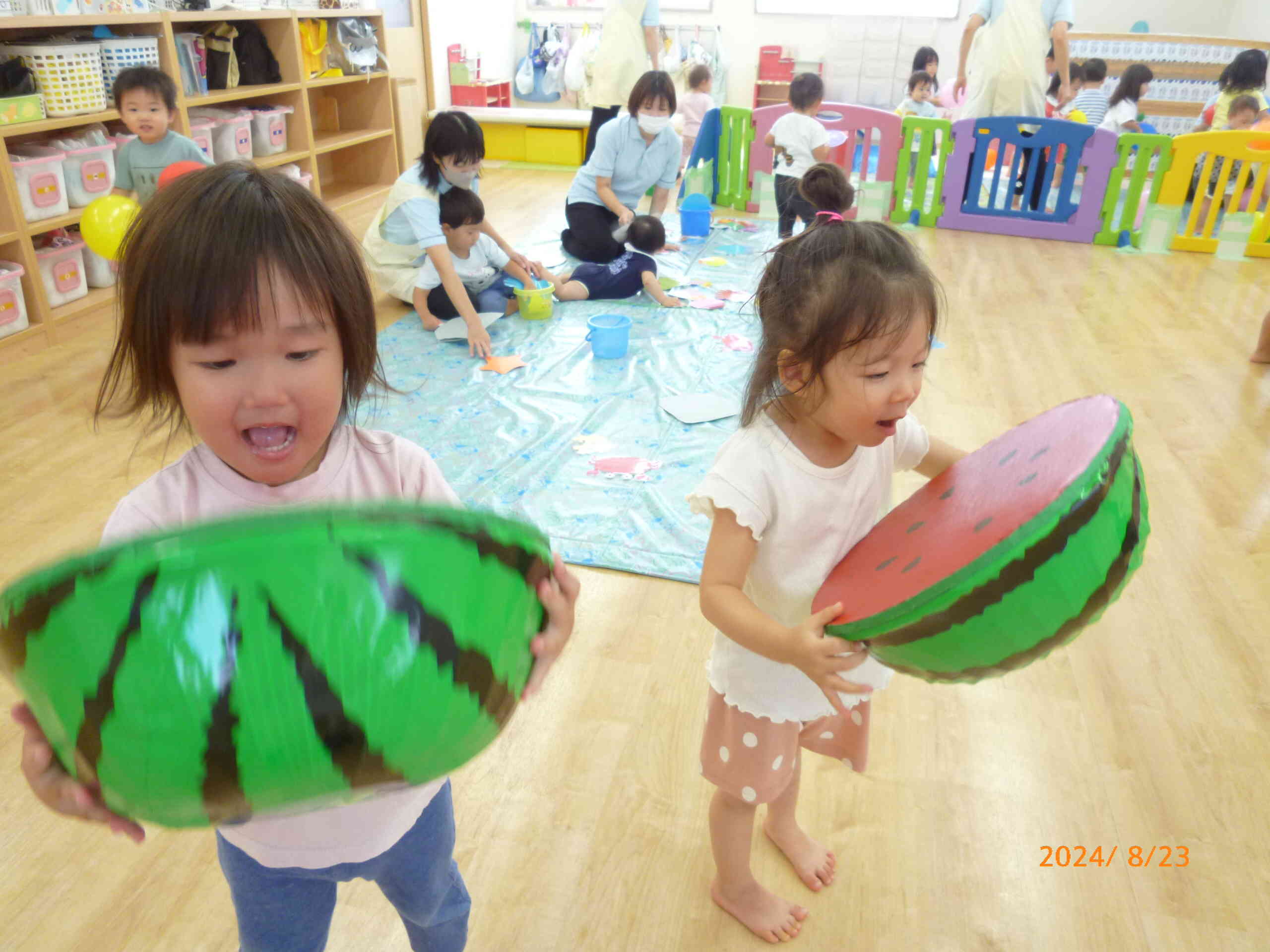 夏の風物詩ともいえる「すいか割り」も夏のつどいには欠かせません！ 先生が3.2.1とカウントダウンをすると…トントン！パカッ すいかが割れると笑顔で喜ぶ子どもたち。割れたすいかは…やっぱり食べなきゃね！と、大きなすいかを先生やお友だちと一緒にほおばる姿がなによりも尊い夏の風物詩です♥️