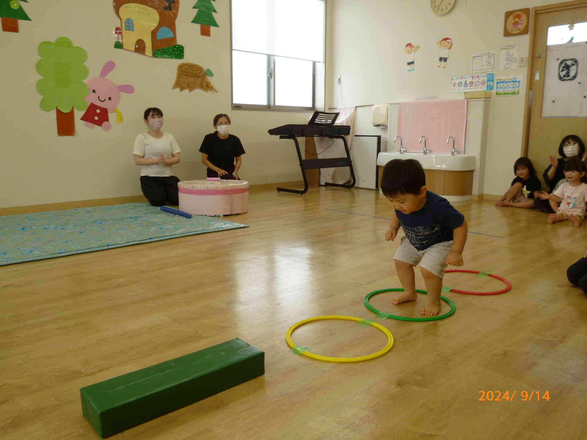 フラフープジャンプができるようになったよ。今日はお家の人に見てもらえて嬉しいね！フルーツ探検隊の楽しい道のりはまだまだ続きます♪