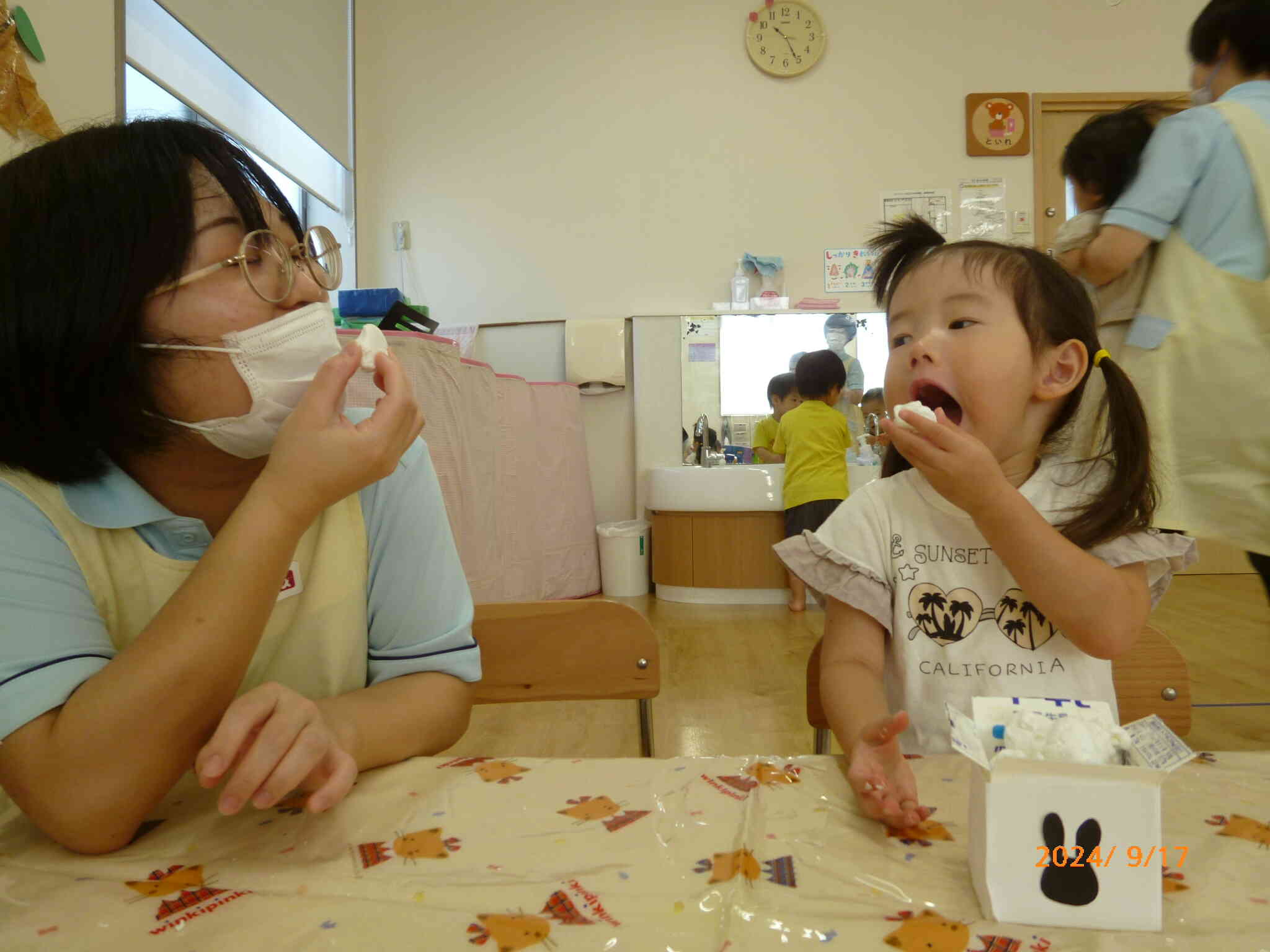 上手に丸まったお団子、とっても美味しそう‼先生と一緒に食べる真似っこ♡「いただきま～す」♡