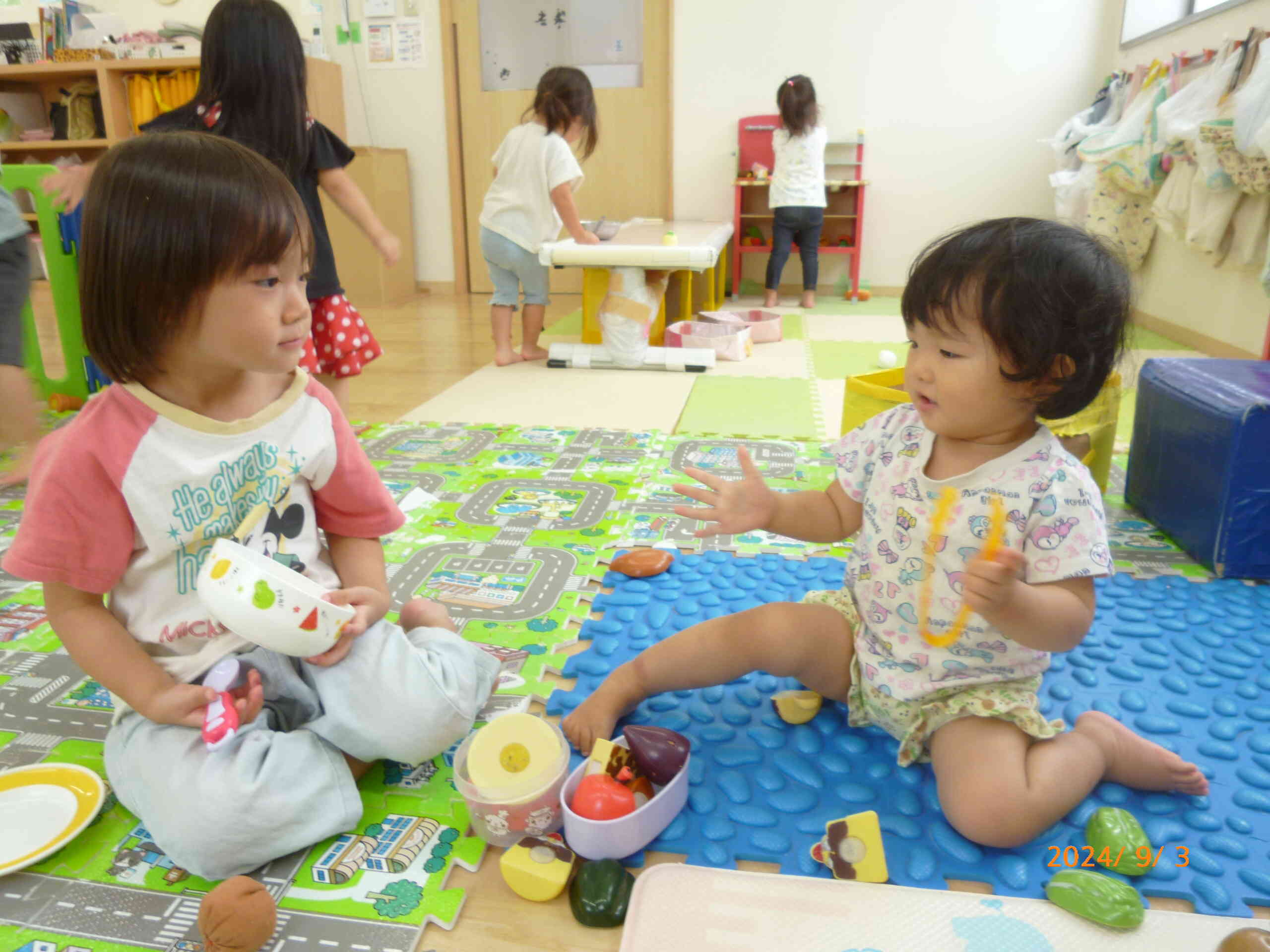 ままごとコーナーではおねえさんクラスのお友だちとお弁当づくり♡トングで食べ物を挟むとお口まで運んでくれましたよ！ごちそうさま♡