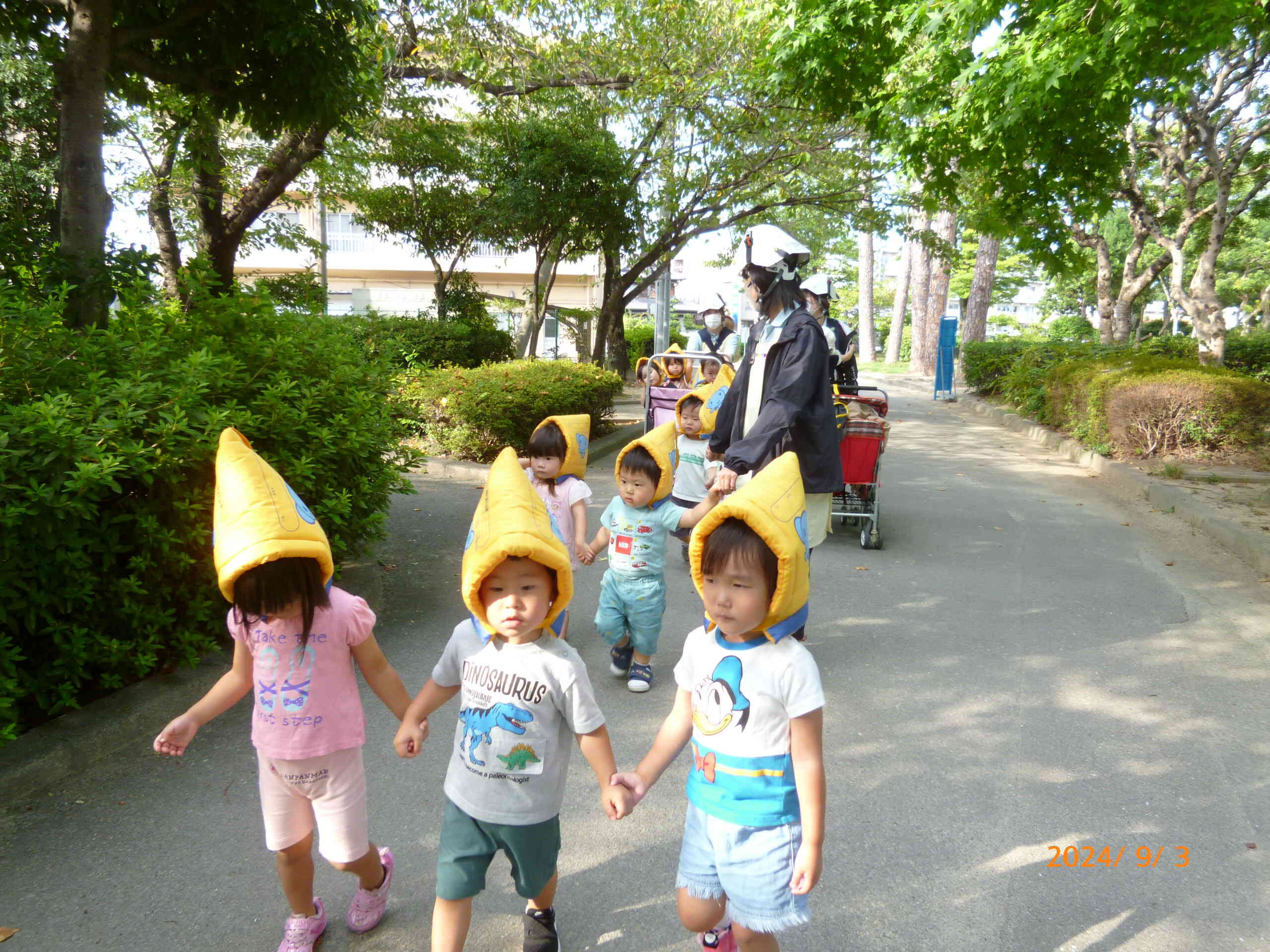 待合場所まであと少し、頑張れ！しっかりお友だちと手を繋いで最後まで避難することができました！