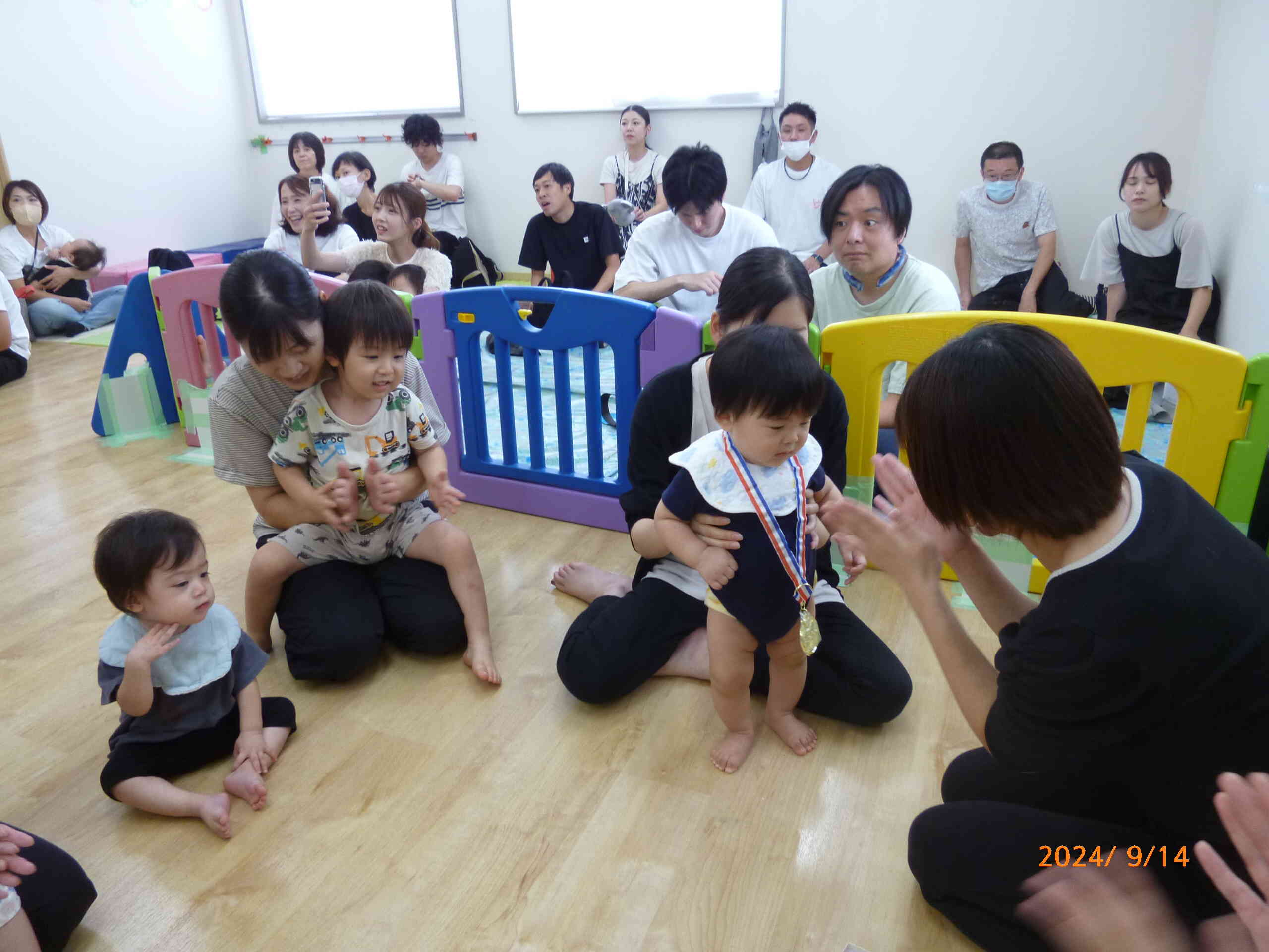 お家の方と一緒に運動あそびを楽しんだお友だちに先生からプレゼント☆ピカピカのメダルは元気いっぱい遊べる証です♡