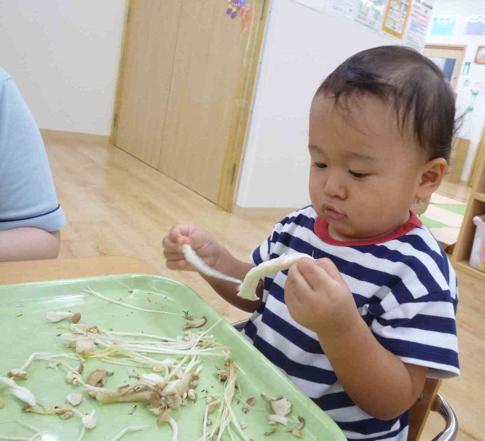 ほぐすのが面白くてたまらない！夢中になってほぐすことを楽しんでいます。ほぐし終えると「見て！」というように得意そうなお顔で先生に教えてくれましたよ。