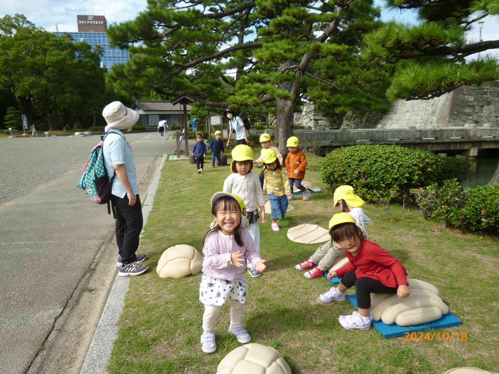 帰りのバスの時間まで広場で遊びました！橋を渡ったり、魚を探したり…。見るものすべてに興味津々のお友だちでした♪楽しかったね！